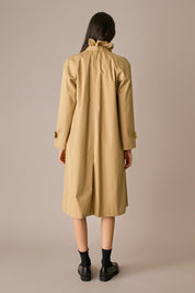 Trench con colletto volant