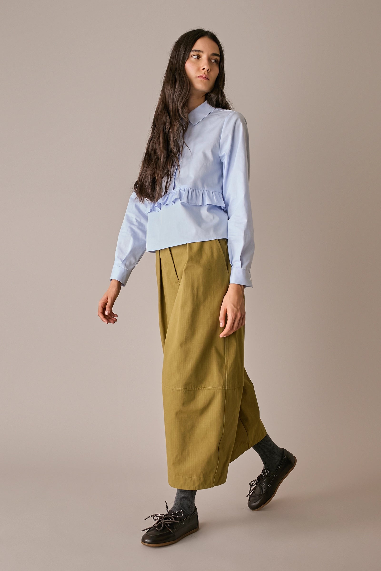 camicia con volant quadretto azzurro, mezza abbottonatura frontale
