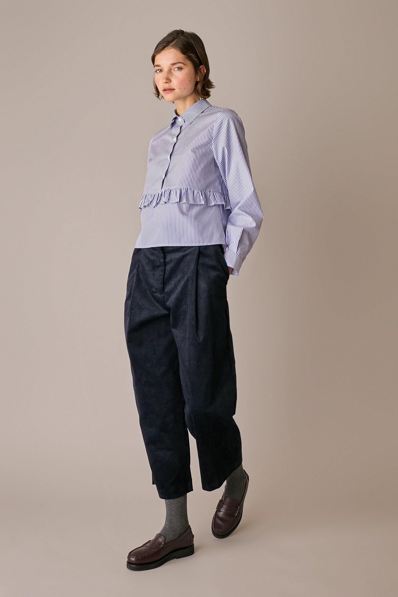 camicia con volant azzurro, mezza abbottonatura frontale