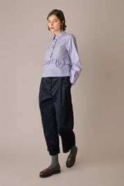 camicia con volant azzurro, mezza abbottonatura frontale