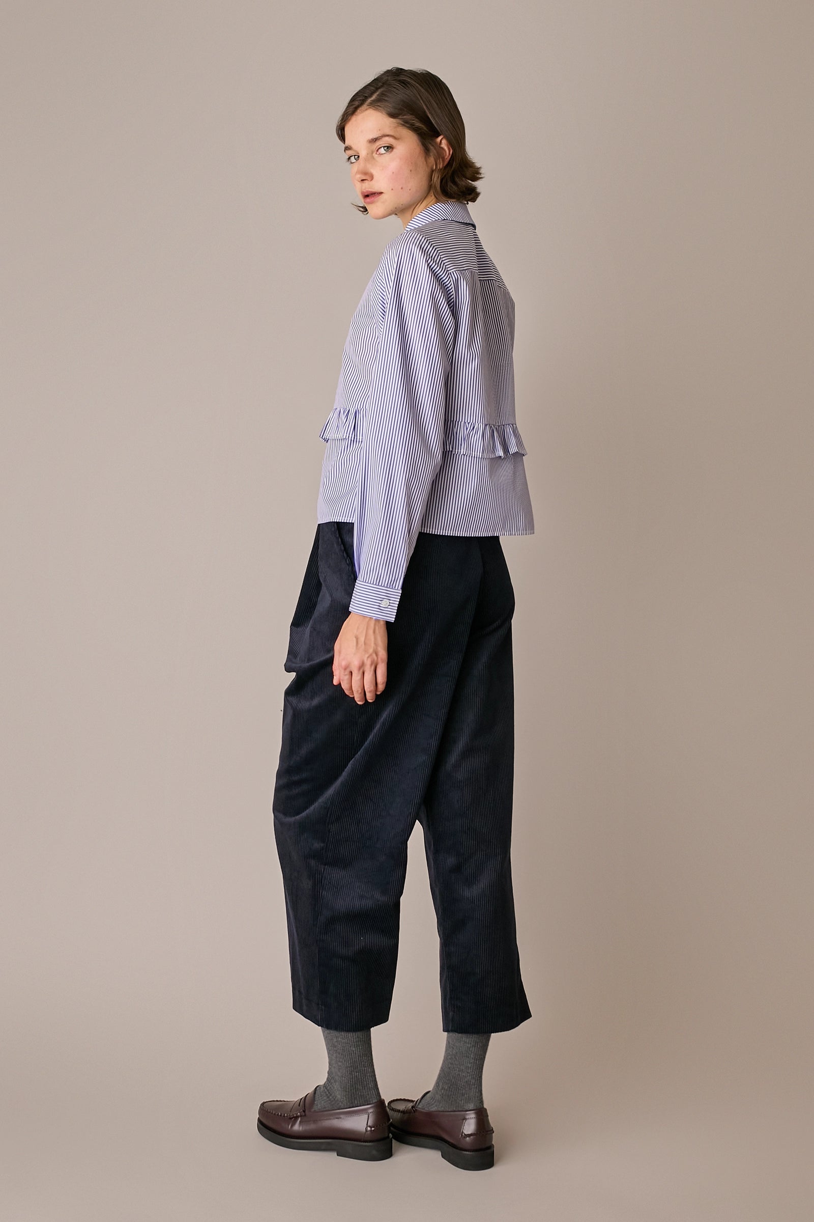 camicia con volant azzurro, colletto classico