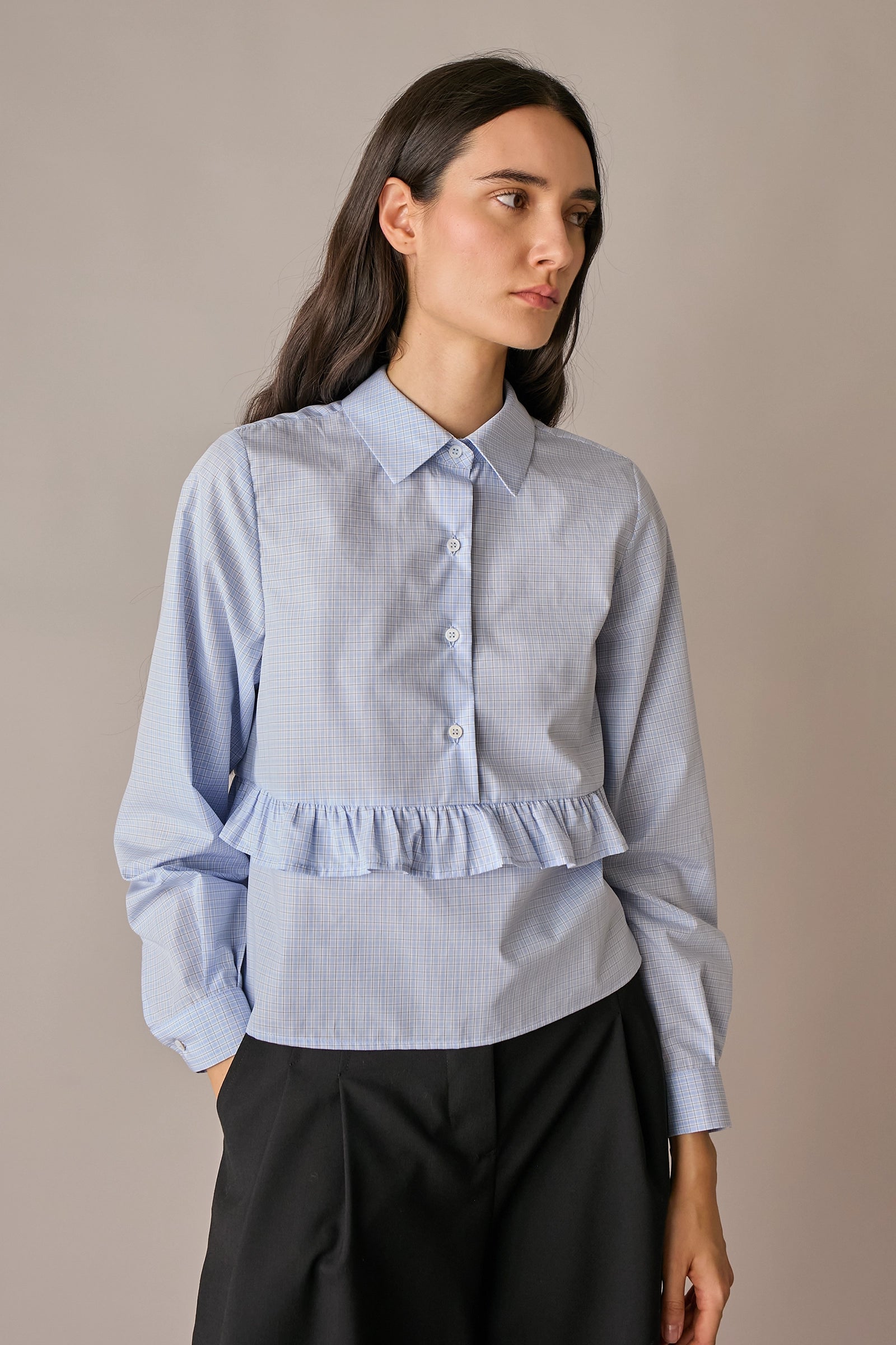 camicia con volant, colletto classico, quadretto azzurro