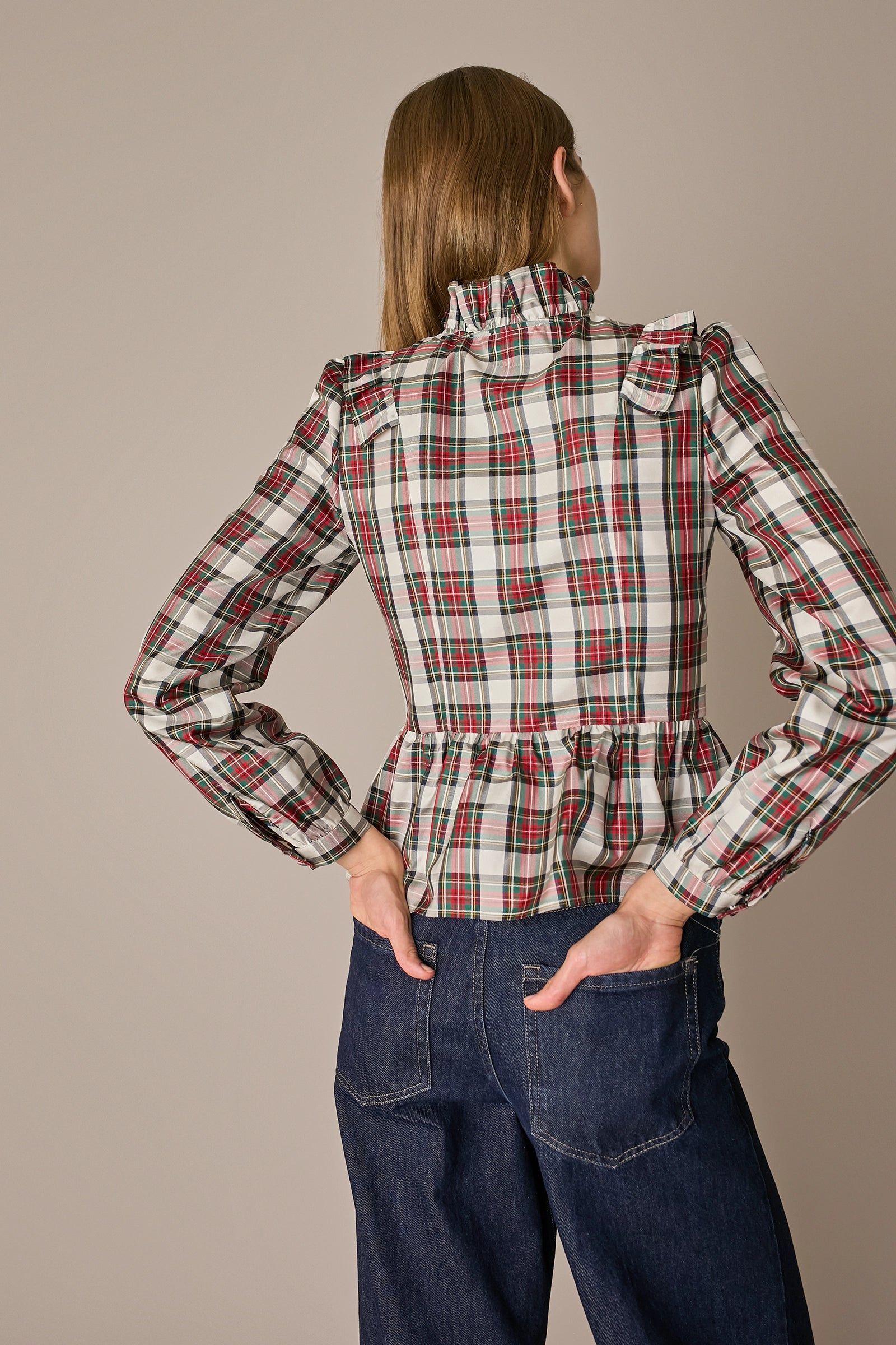 Camicia in seta tartan con rouches tartan verde, ruches e side button fastening