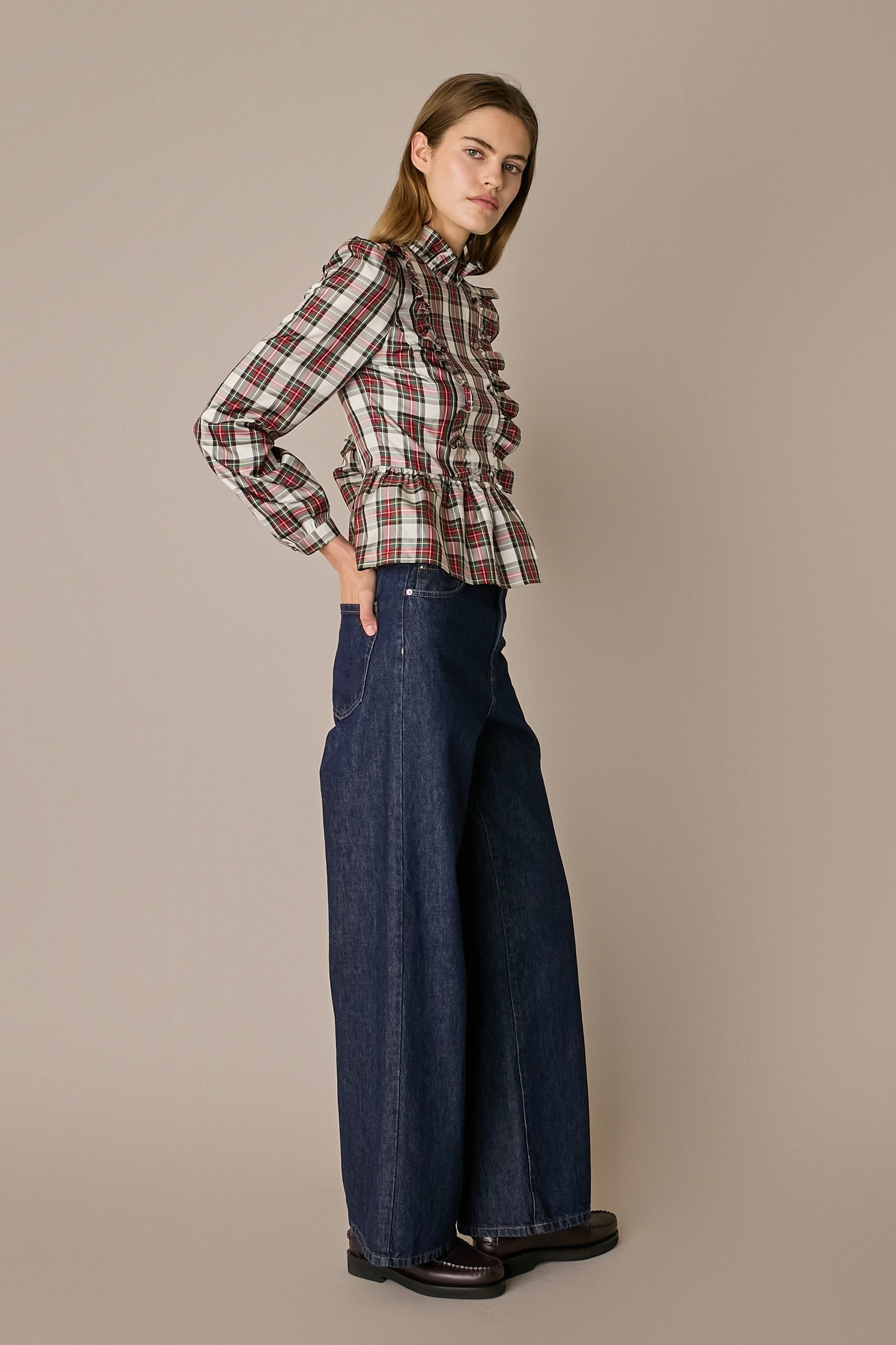Camicia in seta tartan con rouches tartan verde, maniche a sbuffo e colletto con volant
