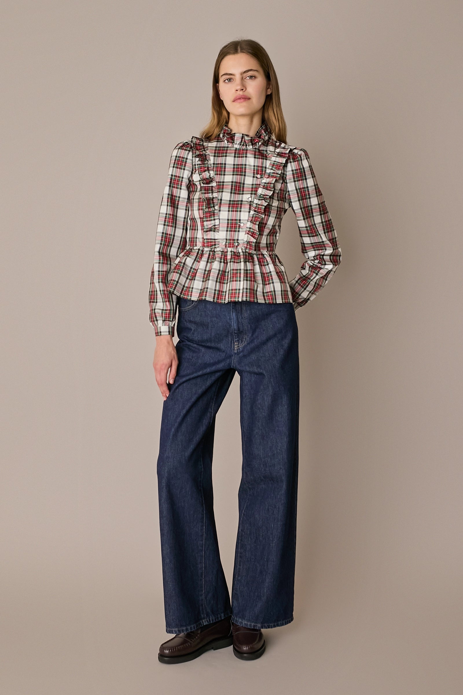Camicia in seta tartan con rouches tartan verde, colletto volant e struttura in seta
