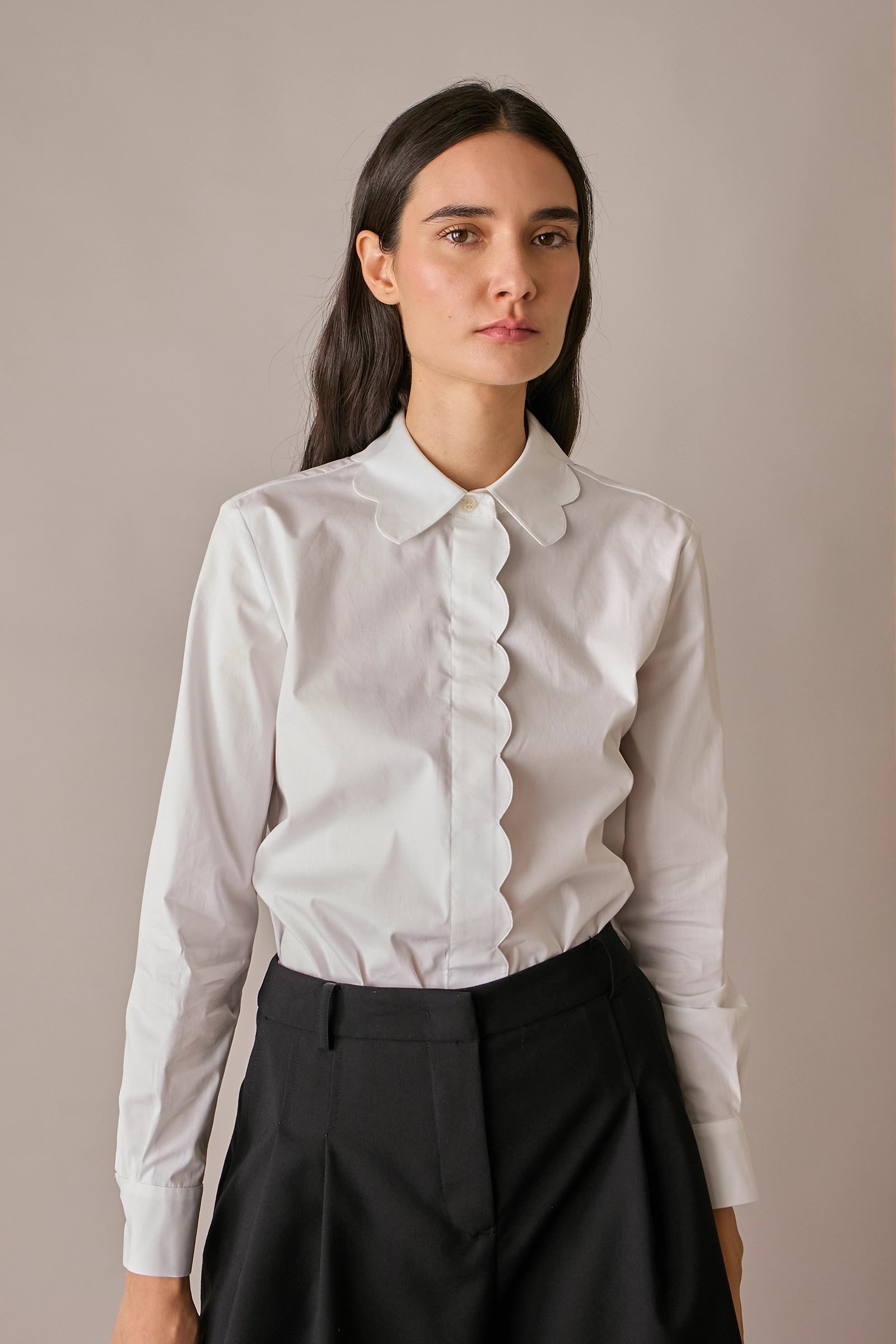 camicia magherita bianco, profili smerlati su colletto e abbottonatura