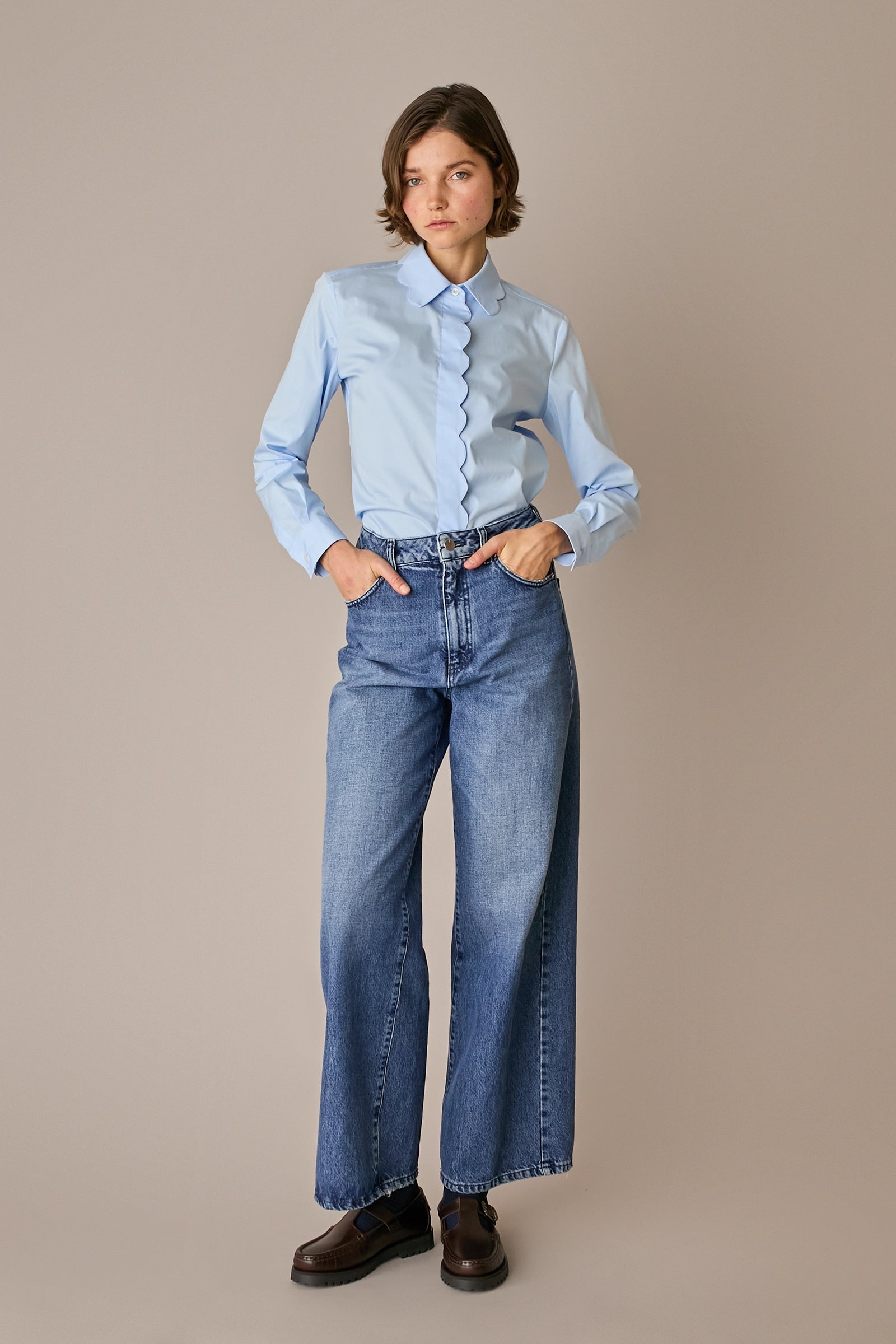 camicia magherita, profili smerlati su colletto e abbottonatura, azzurro