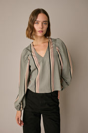 Top a righe con scollo a V
