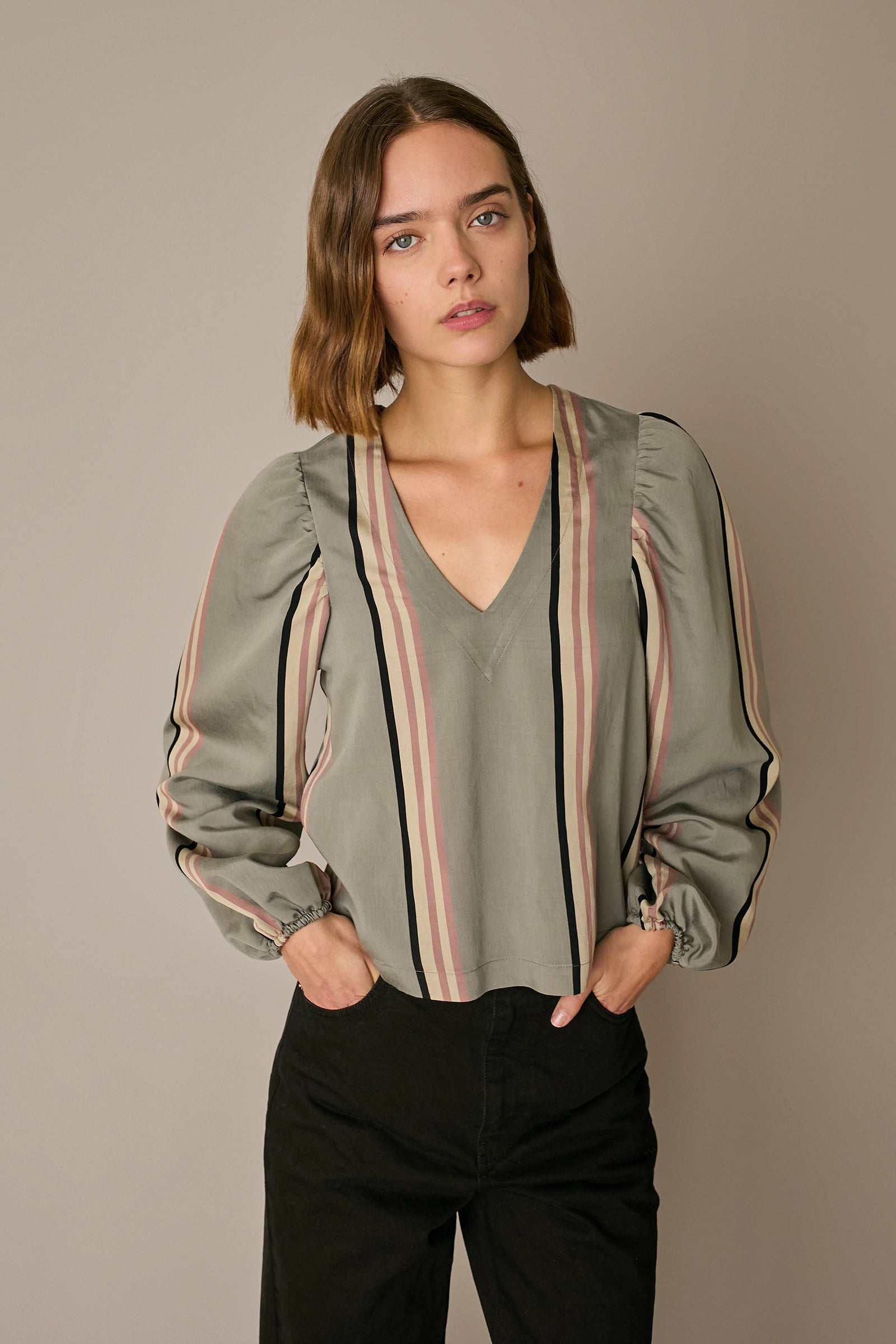 Top a righe con scollo a V