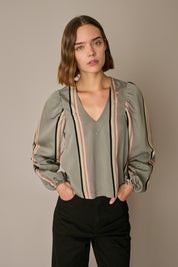 Top a righe con scollo a V
