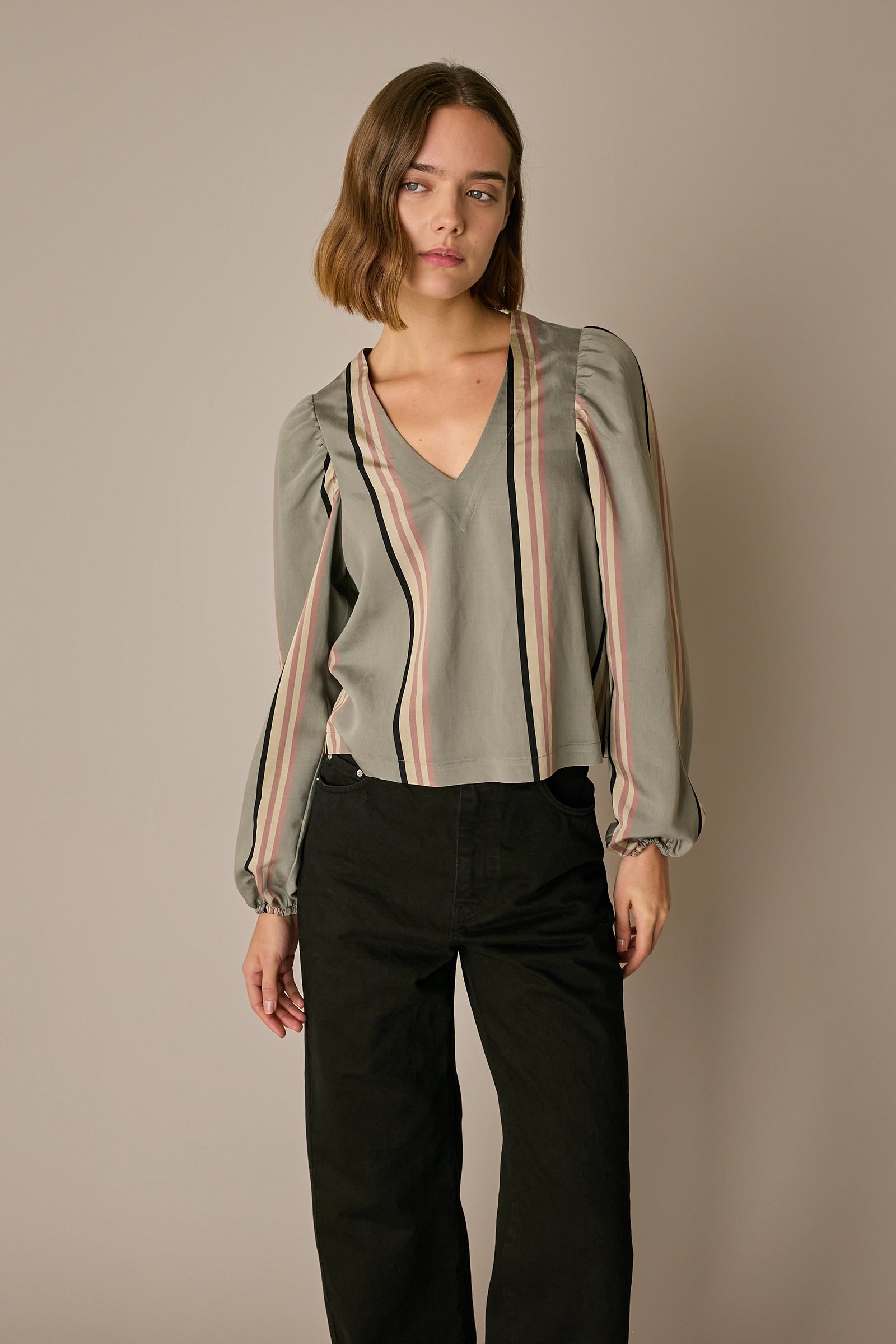 Top a righe con scollo a V