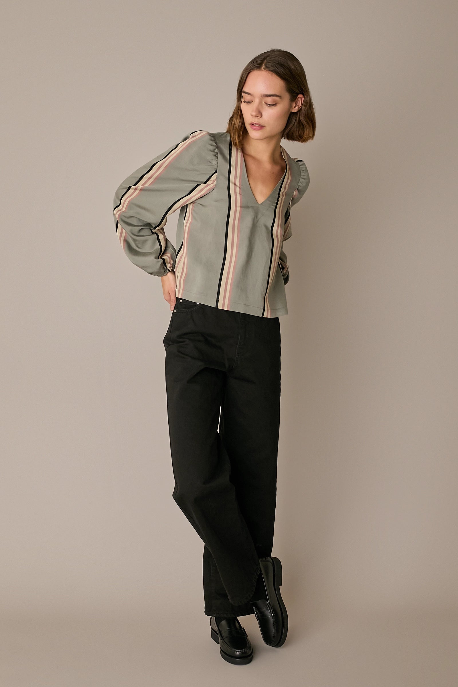 Top a righe con scollo a V