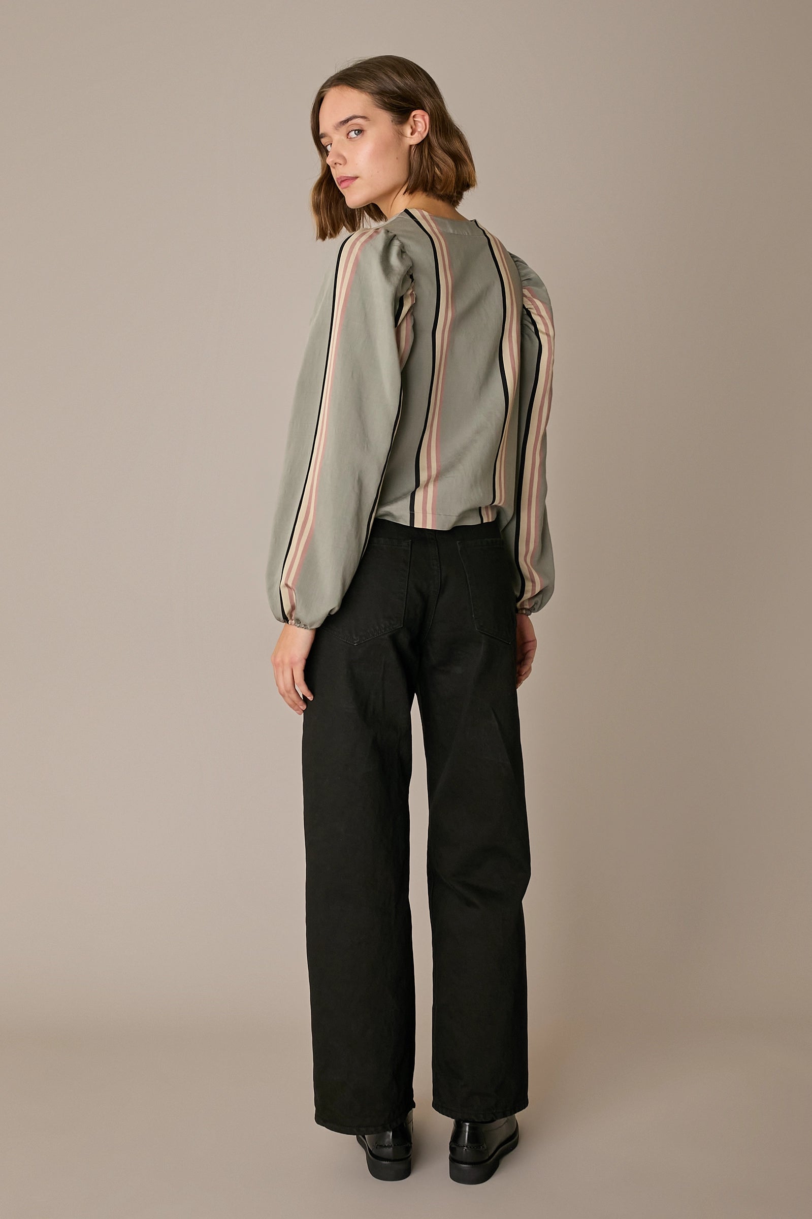 Top a righe con scollo a V