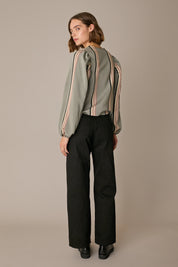 Top a righe con scollo a V
