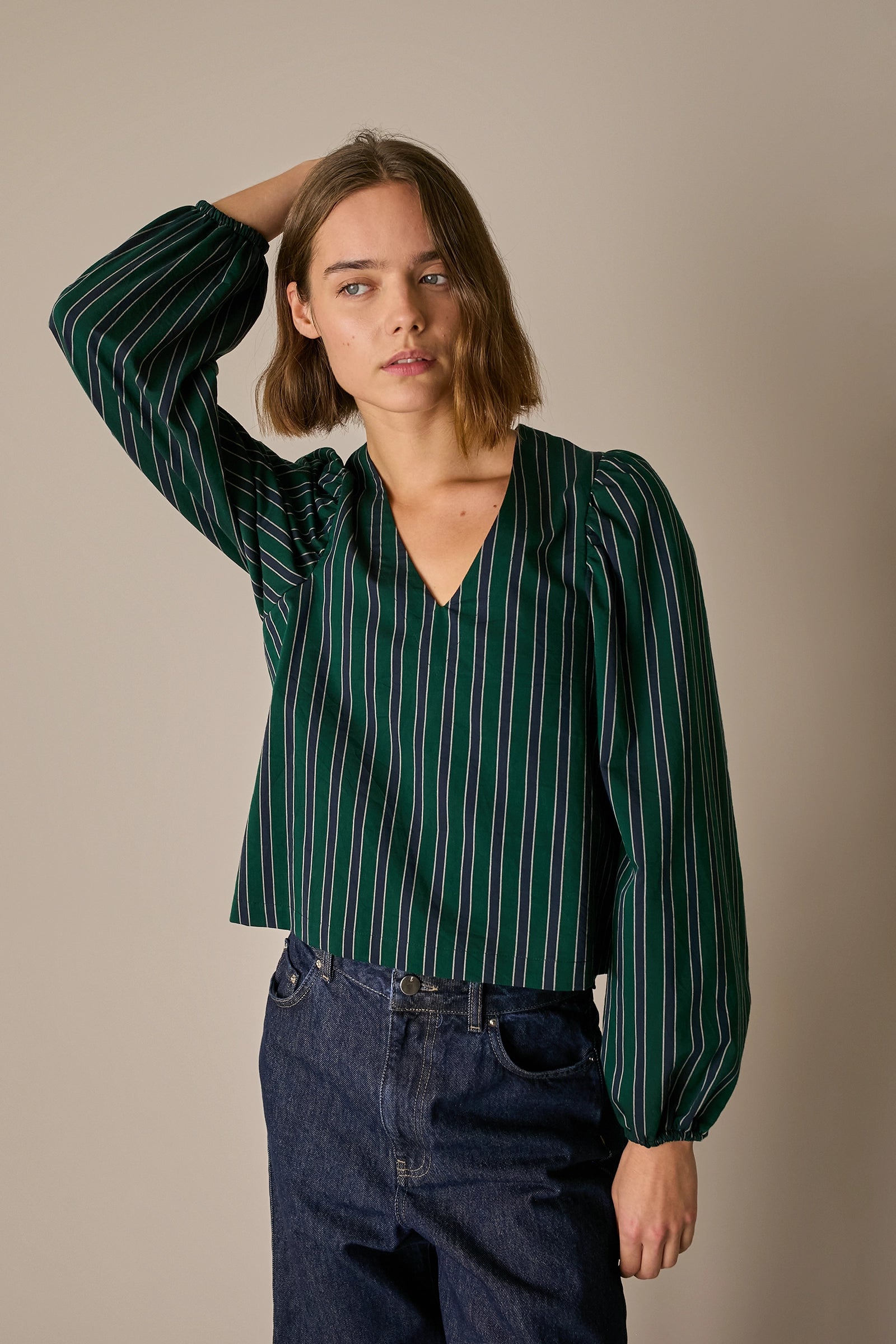Top a righe con scollo a V