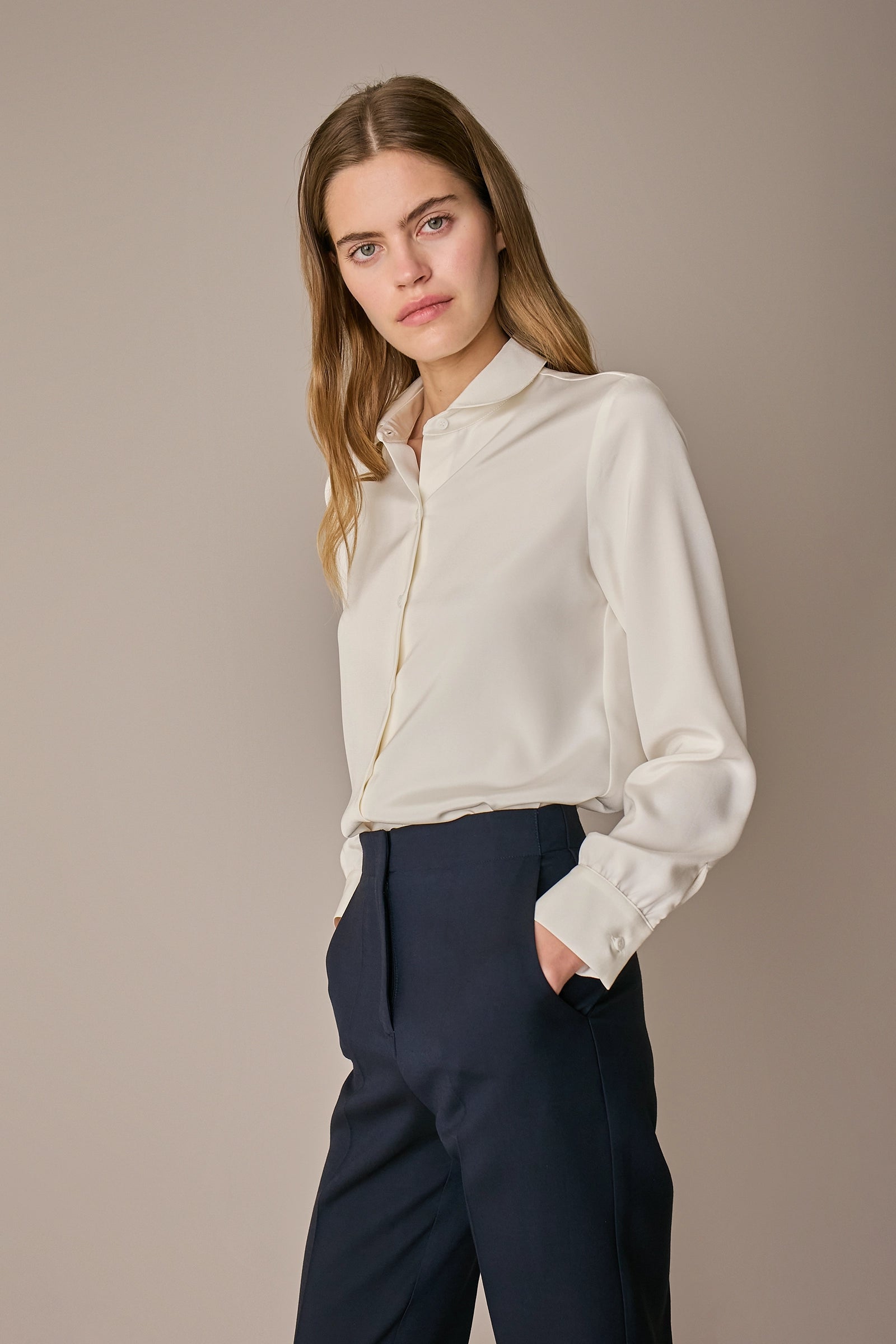 Camicia in seta stretch con colletto stondato