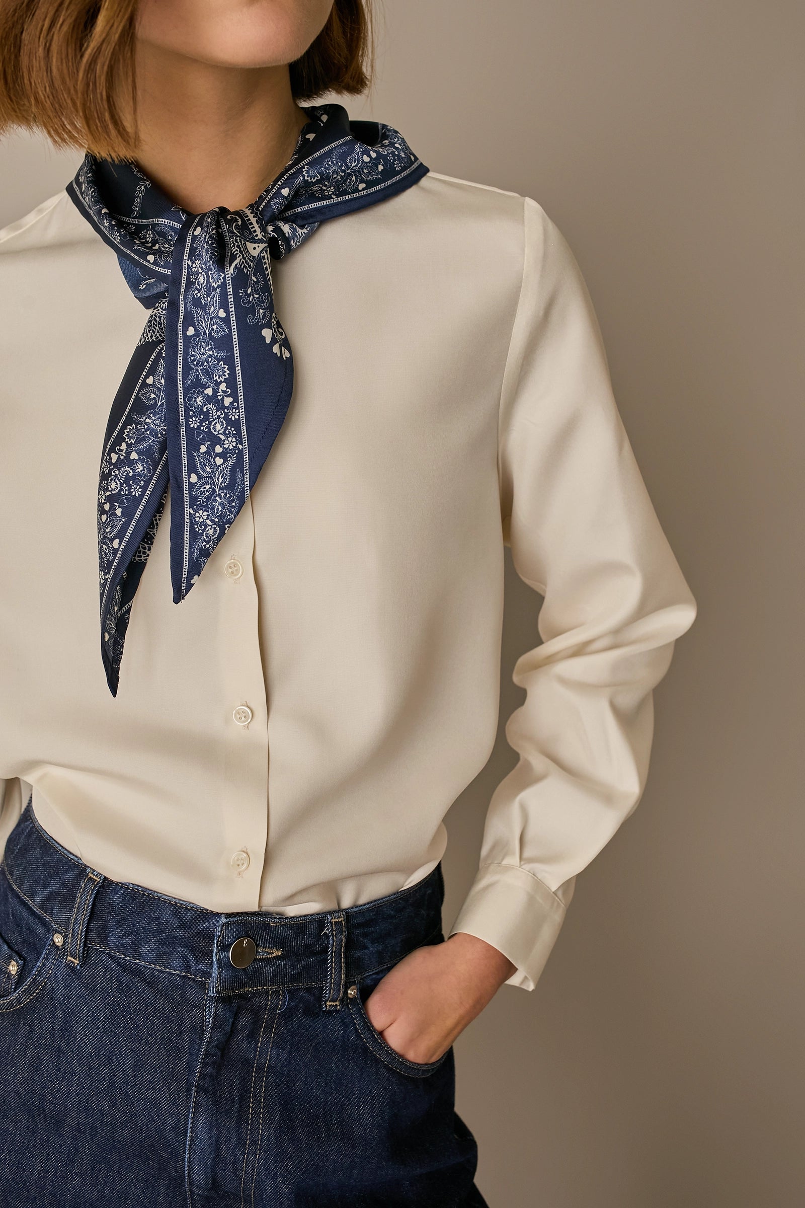 Camicia in seta con colletto bandana