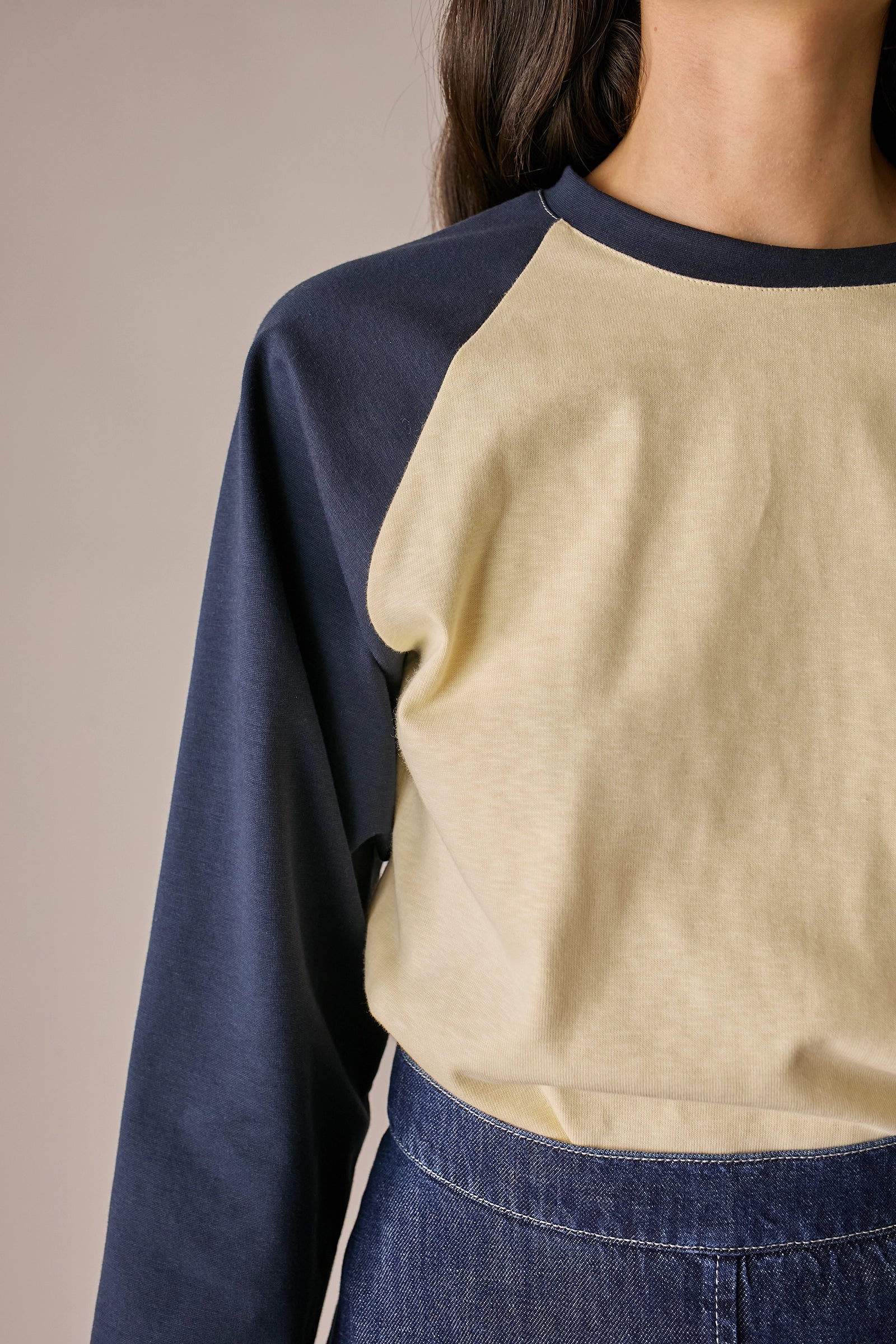 baseball t-shirt a maniche lunghe blu ed ecrù, maniche raglan a contrasto
