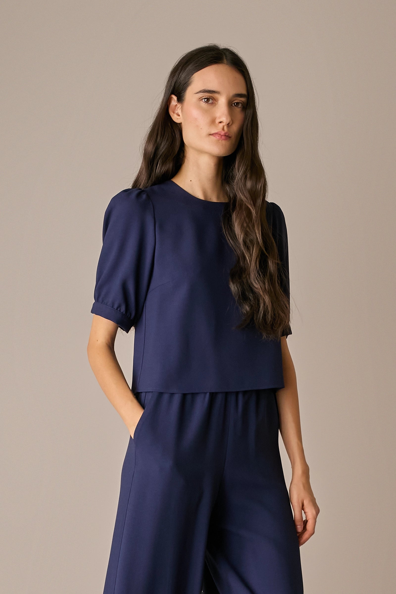 top in crêpe con maniche corte blu navy, mezze maniche con bottoncini rivestiti
