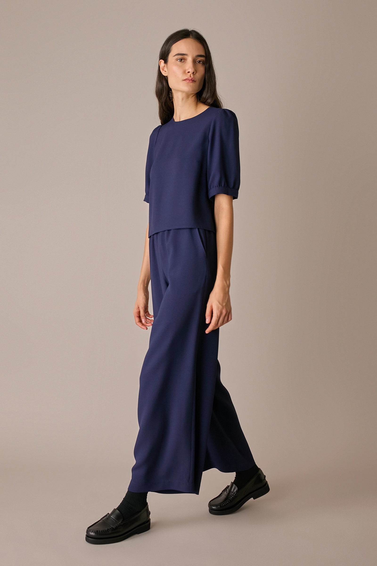 top in crêpe con maniche corte, mezze maniche con bottoncini rivestiti, blu navy