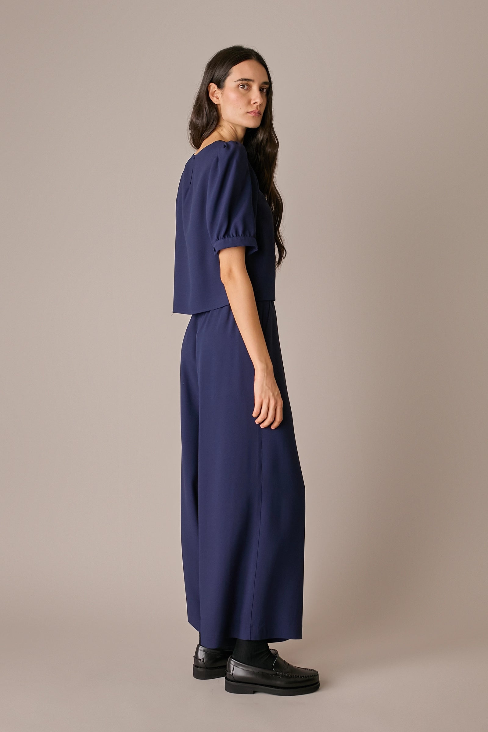 top in crêpe con maniche corte, made in italy, blu navy