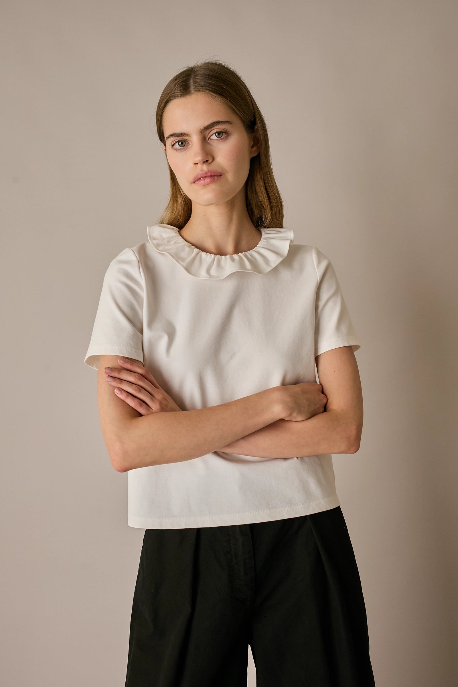 T-shirt in jersey con colletto a corolla