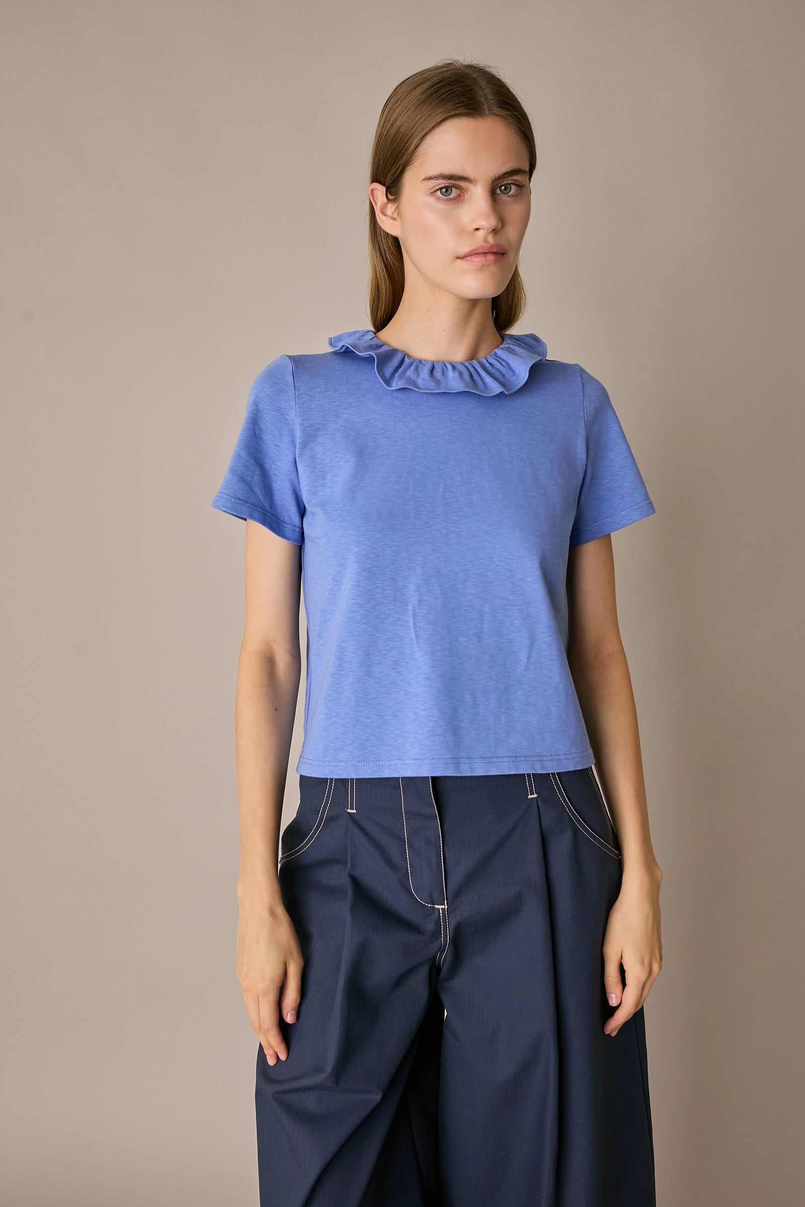 T-shirt in jersey con colletto a corolla