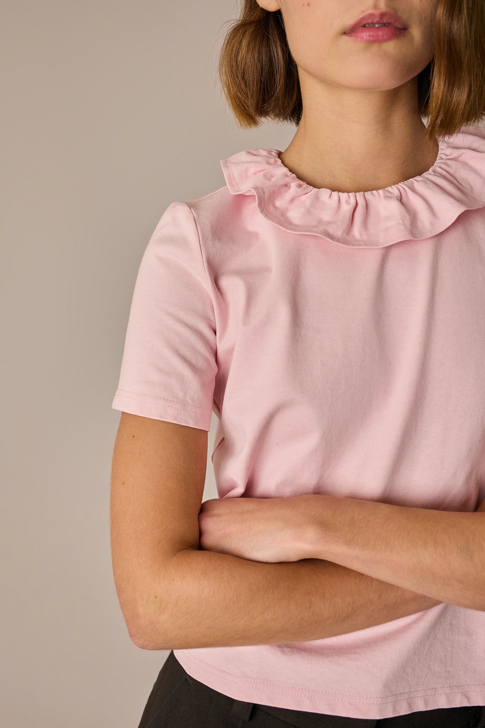 T-shirt in jersey con colletto a corolla