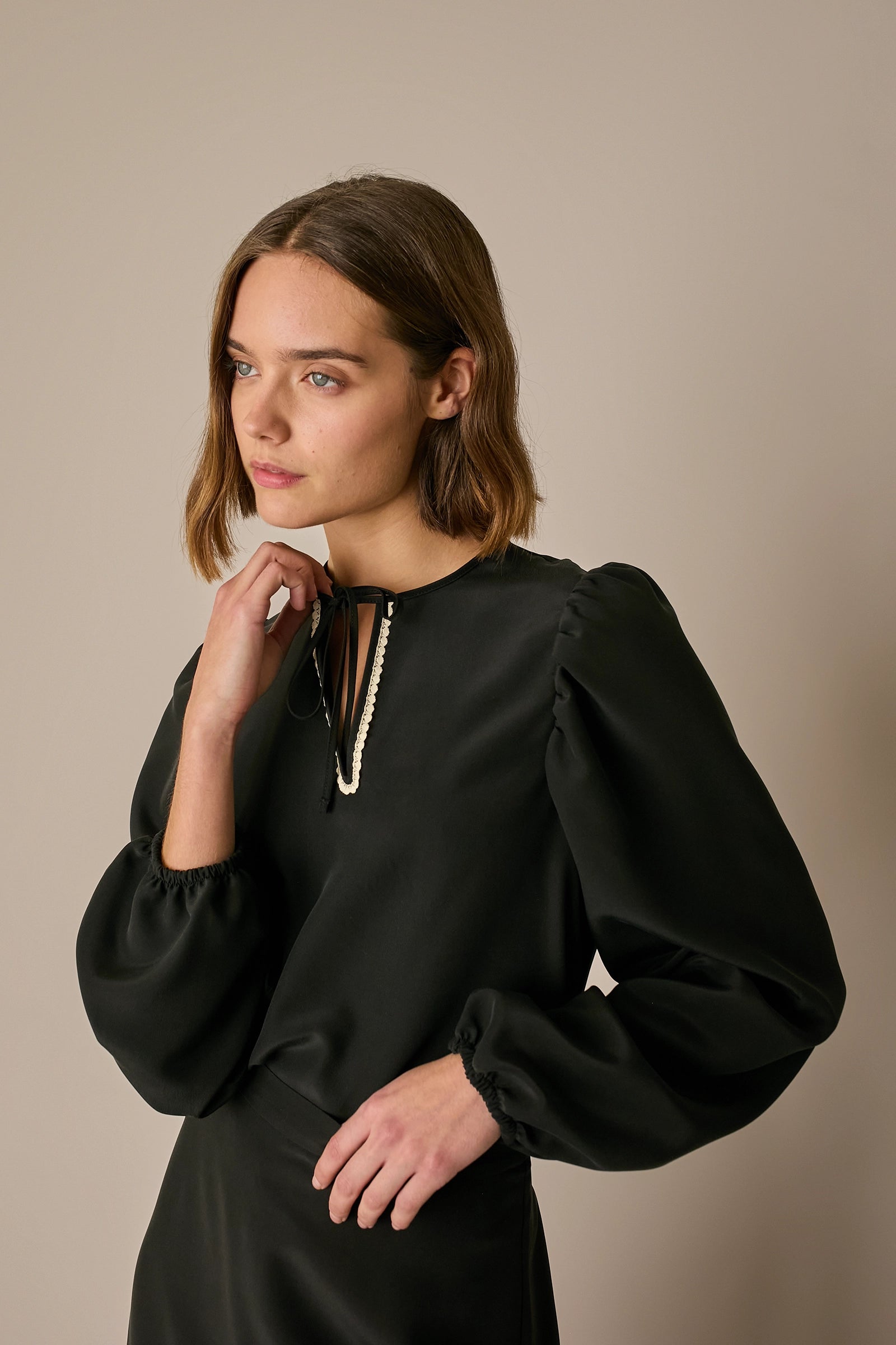 Blusa in seta con fiocco e pizzo