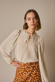 Silk blouse with pussy bow and lace 