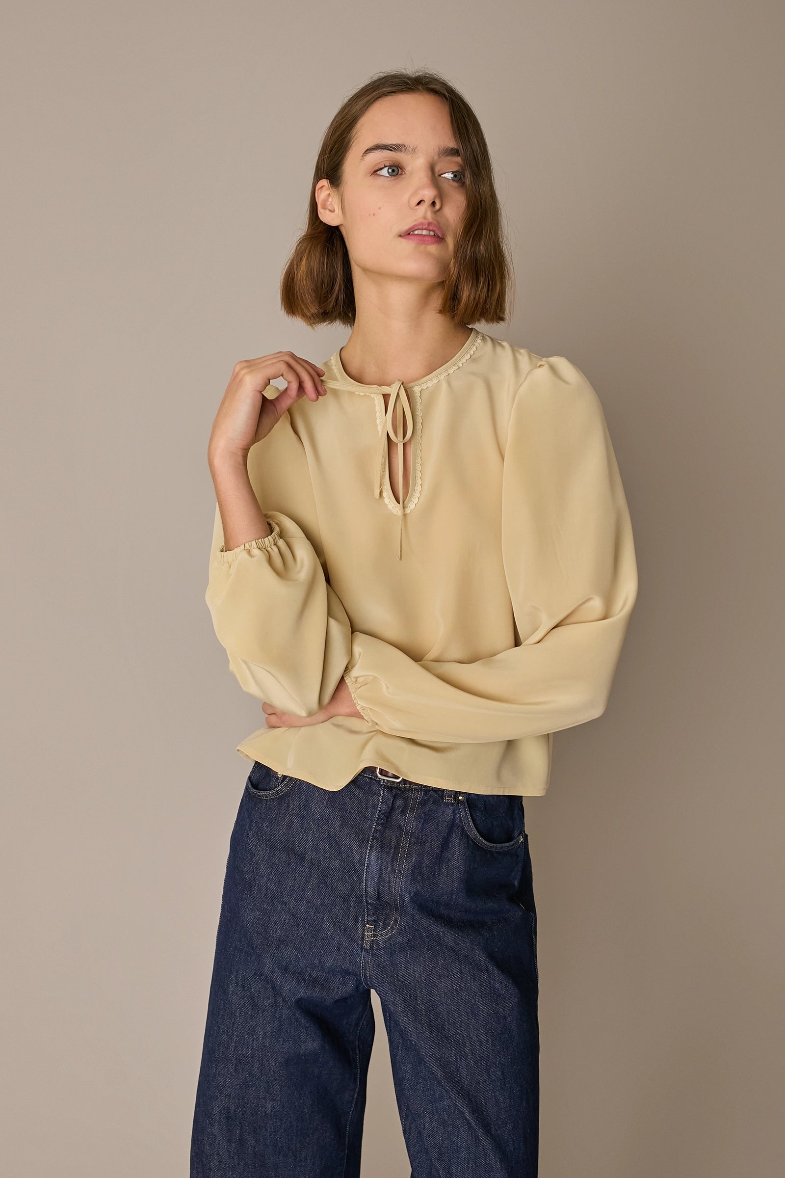 Silk blouse with pussy bow and lace 