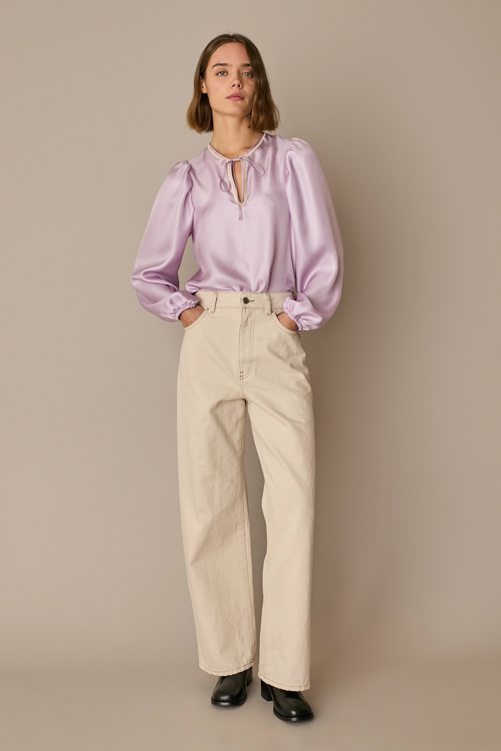 Silk blouse with pussy bow and lace 