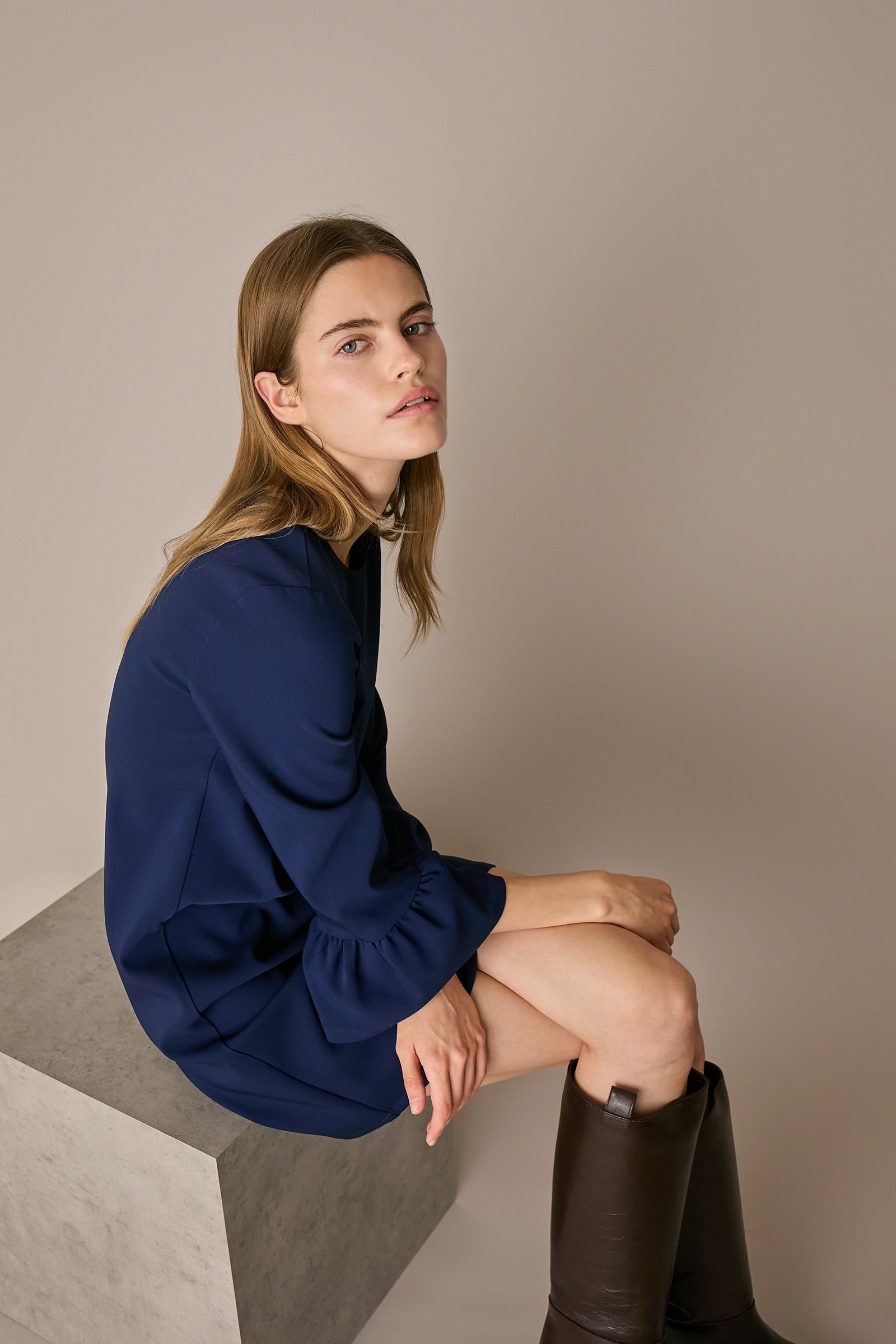Abito in lana stretch con maniche a campanella