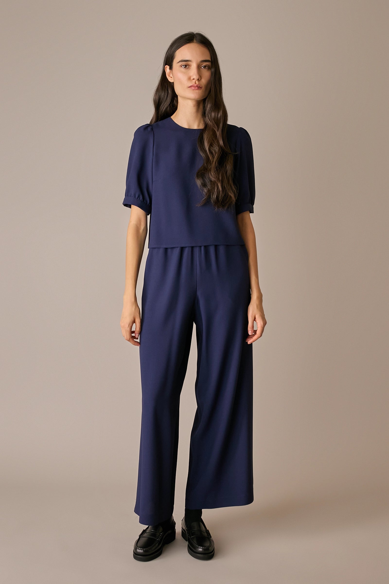 pantaloni in crêpe con vita elastica, gamba ampia e fluida, blu navy