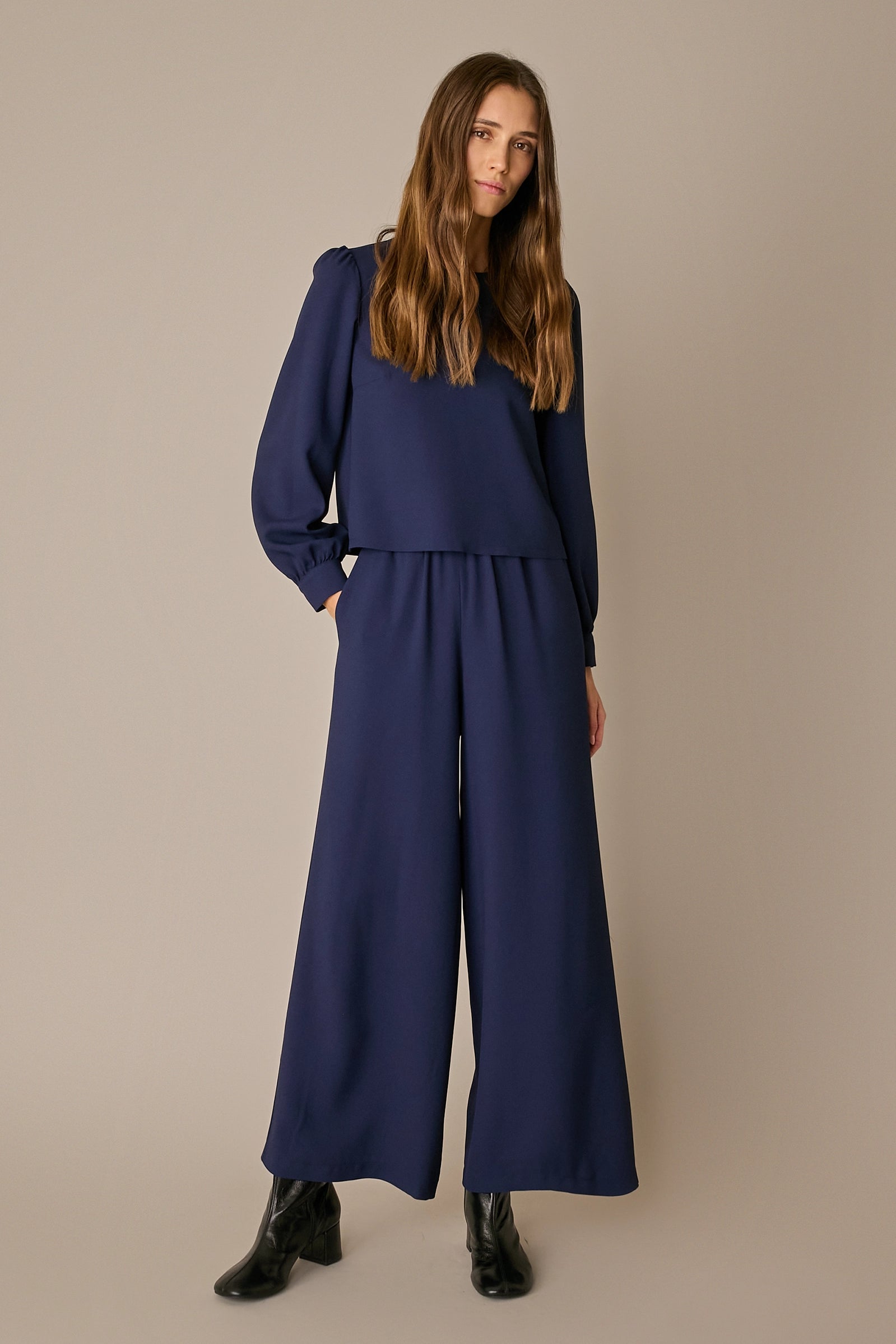 Crêpe trousers with an elasticated waistband