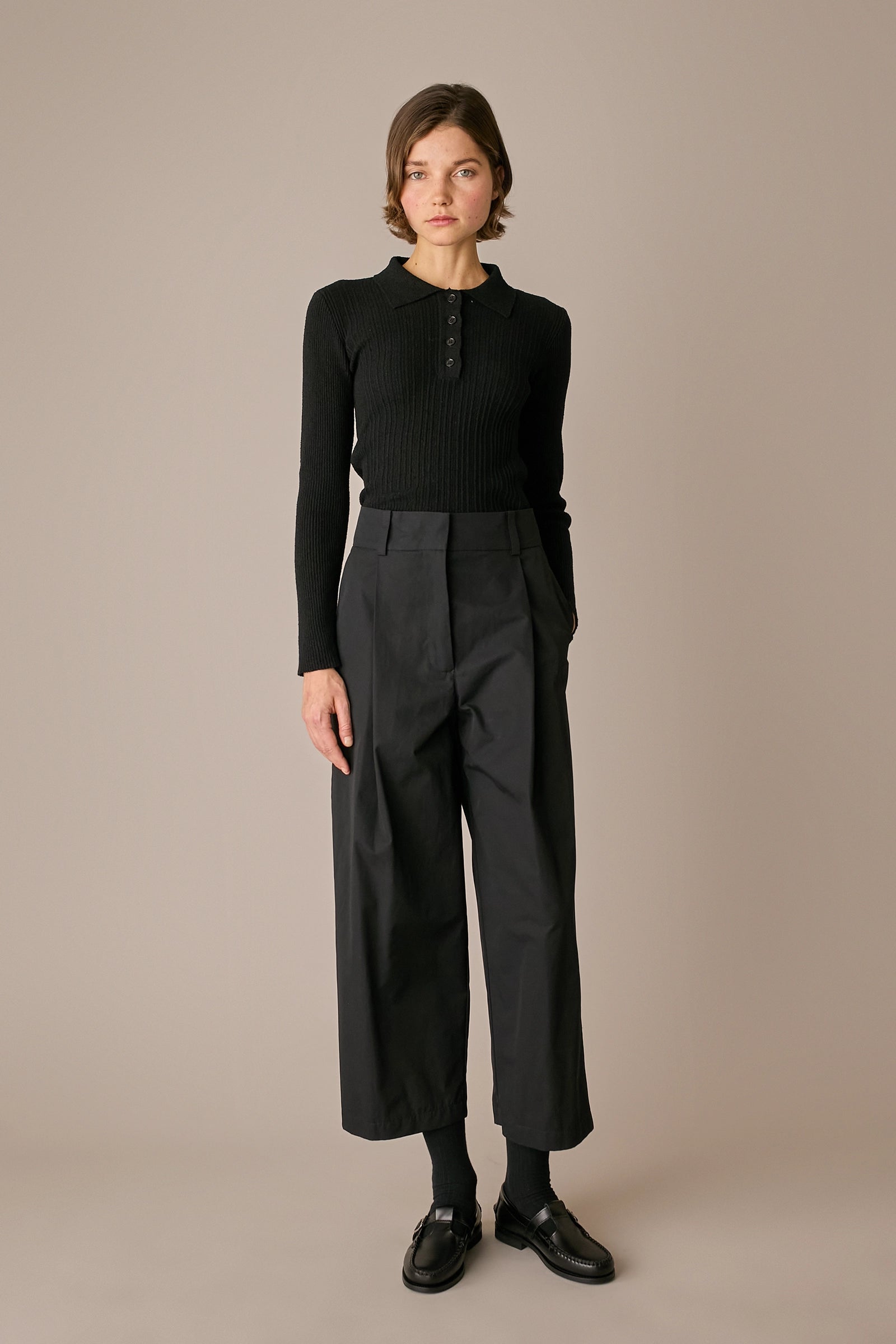 pantaloni in cotone con pinces, gamba dritta e ampia, nero