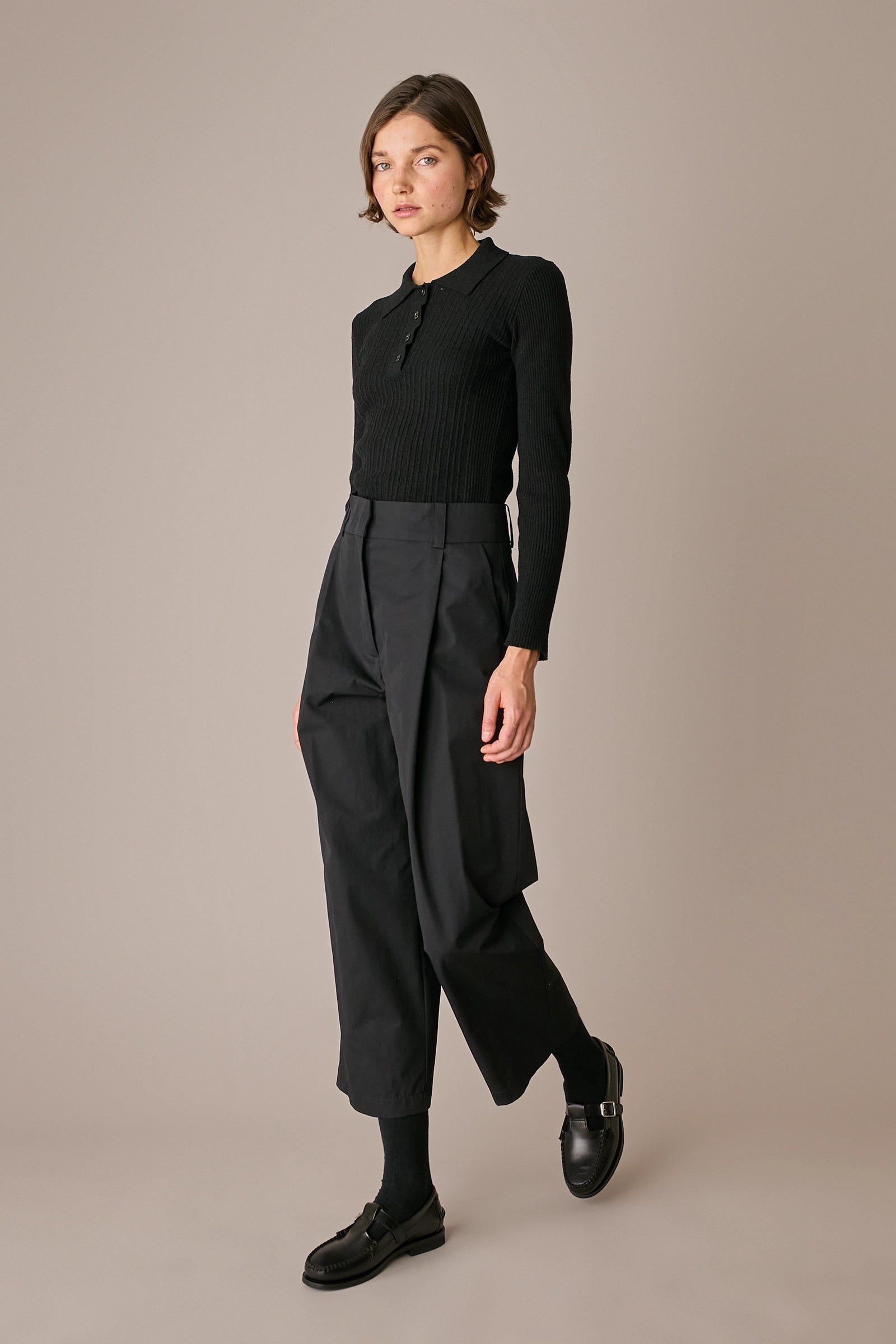 pantaloni in cotone con pinces, pinces frontali, nero