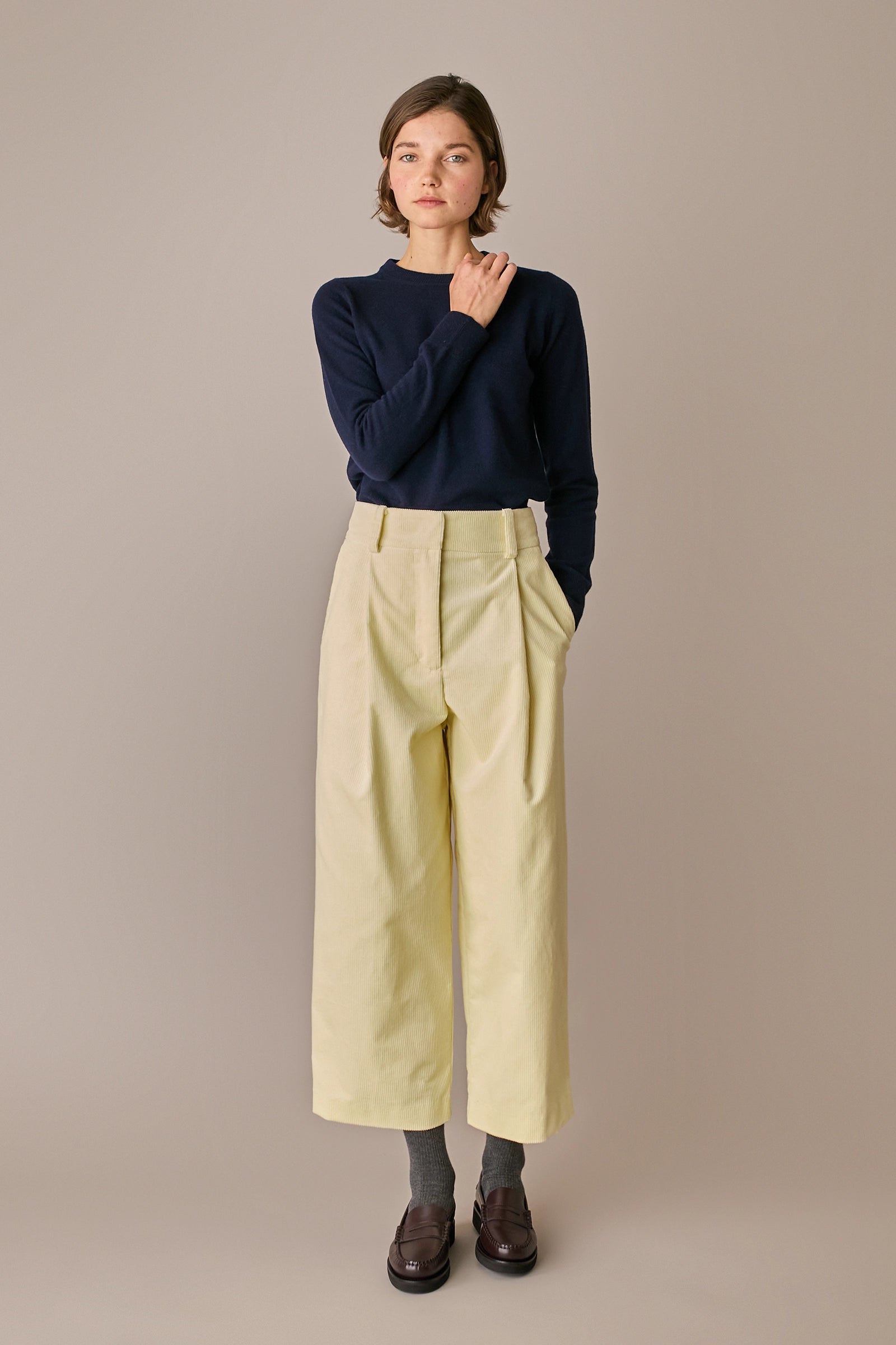 pantaloni wide-leg in velluto a coste banana, chiusura con cerniera e passanti per cintura