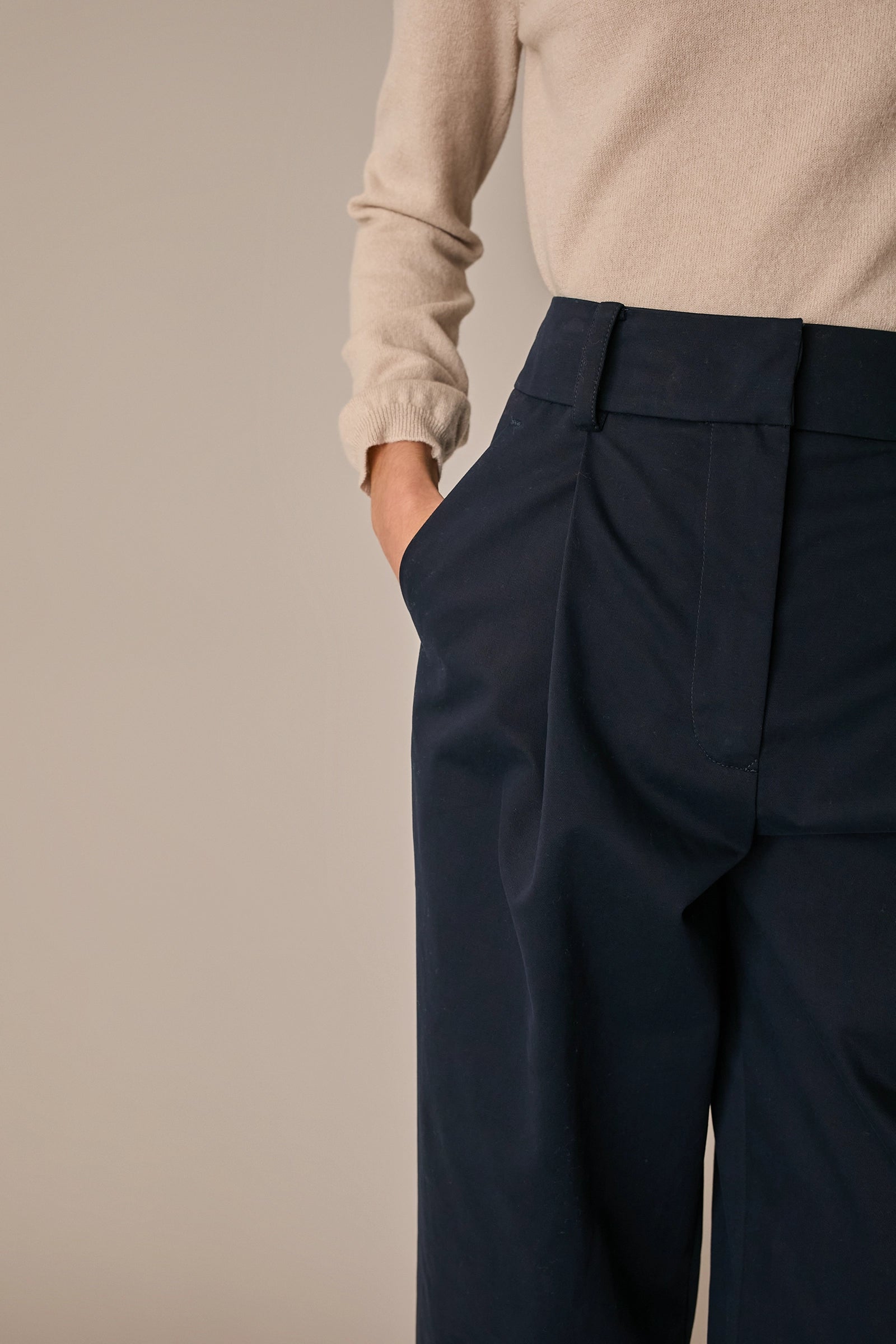 Pantaloni con piega e risvolto