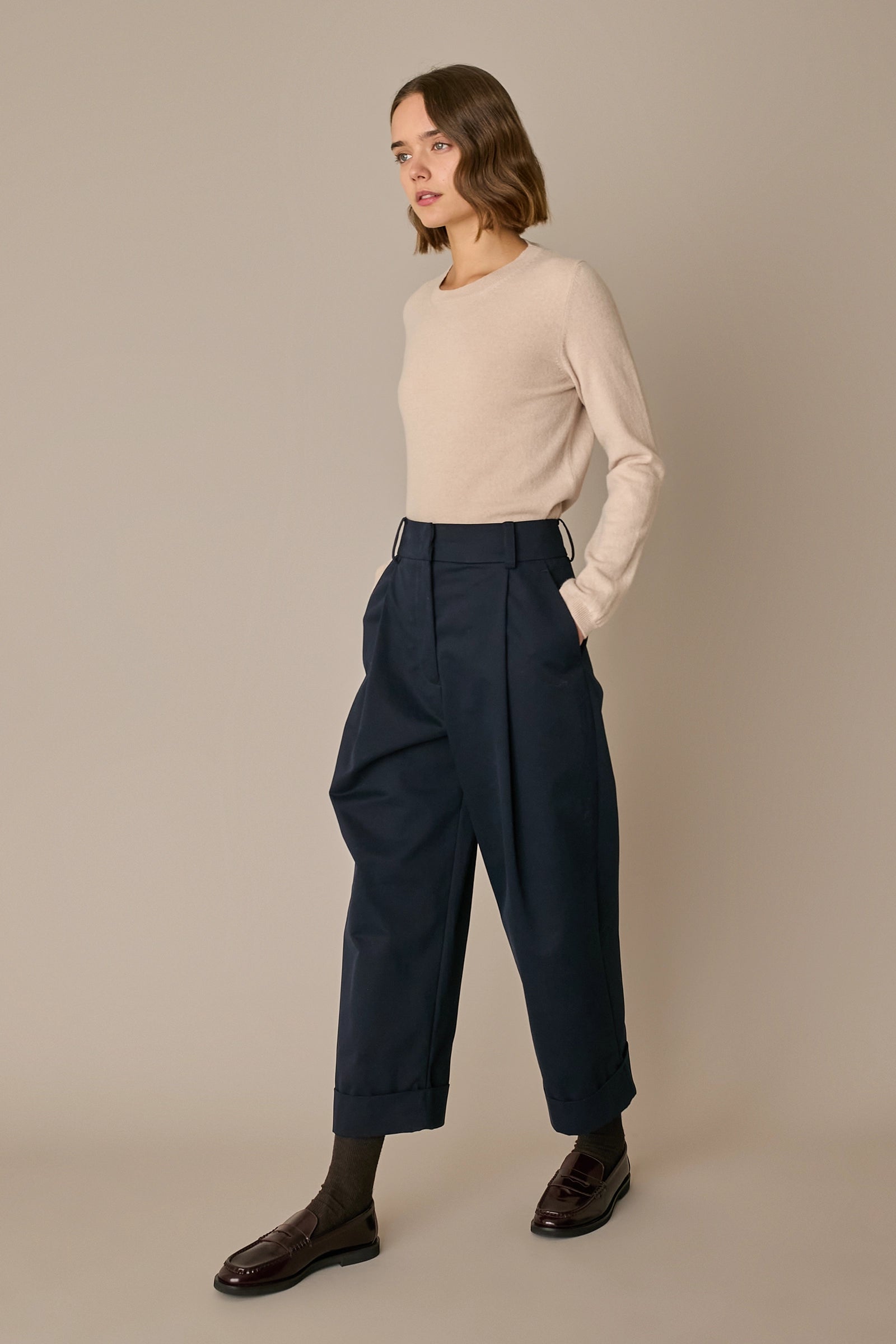 Pantaloni con piega e risvolto