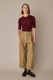 Pantaloni con piega e risvolto