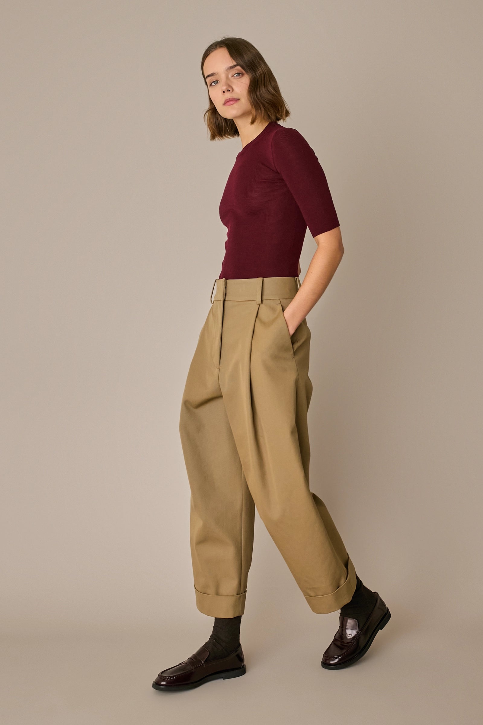 Pantaloni con piega e risvolto