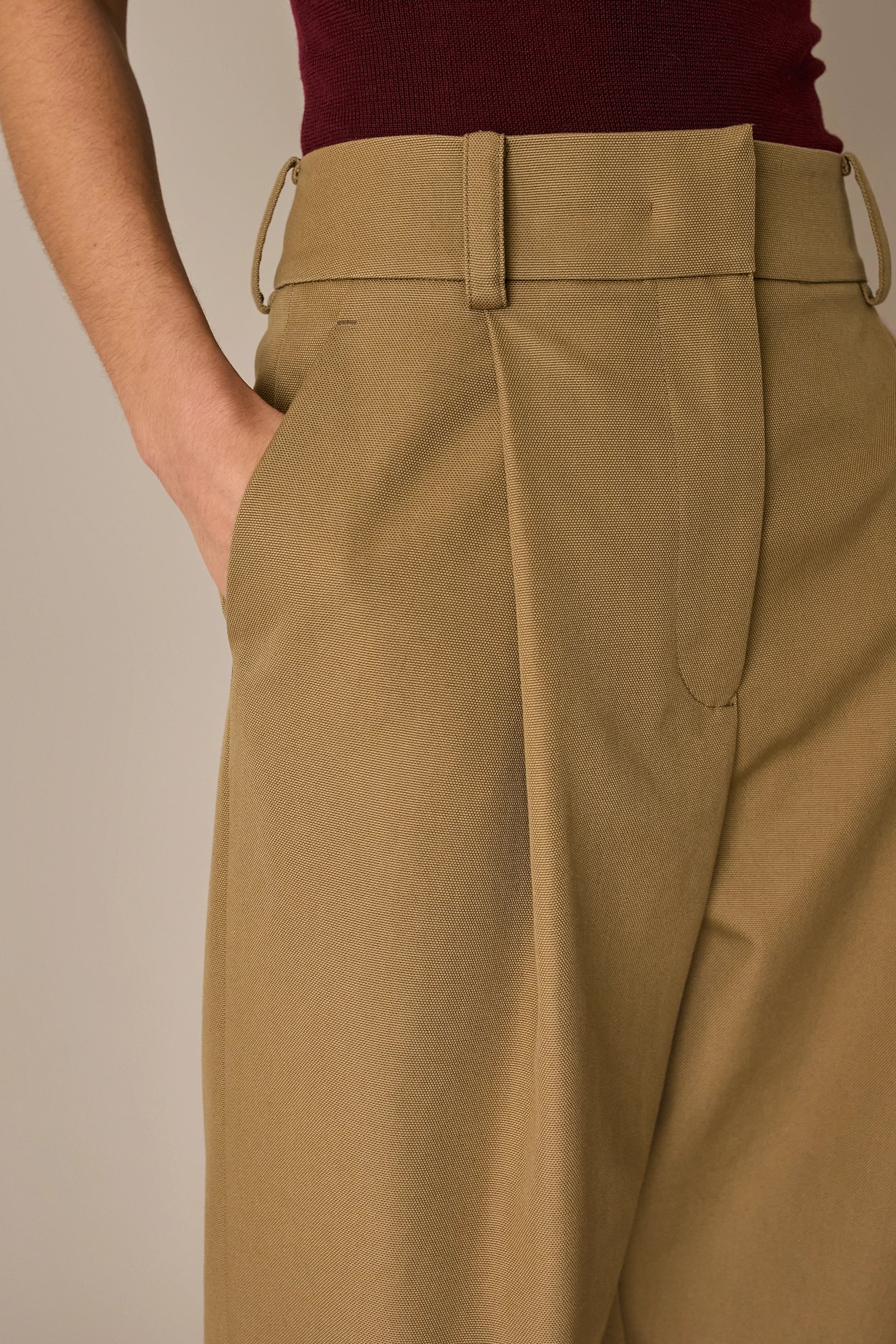 Pantaloni con piega e risvolto