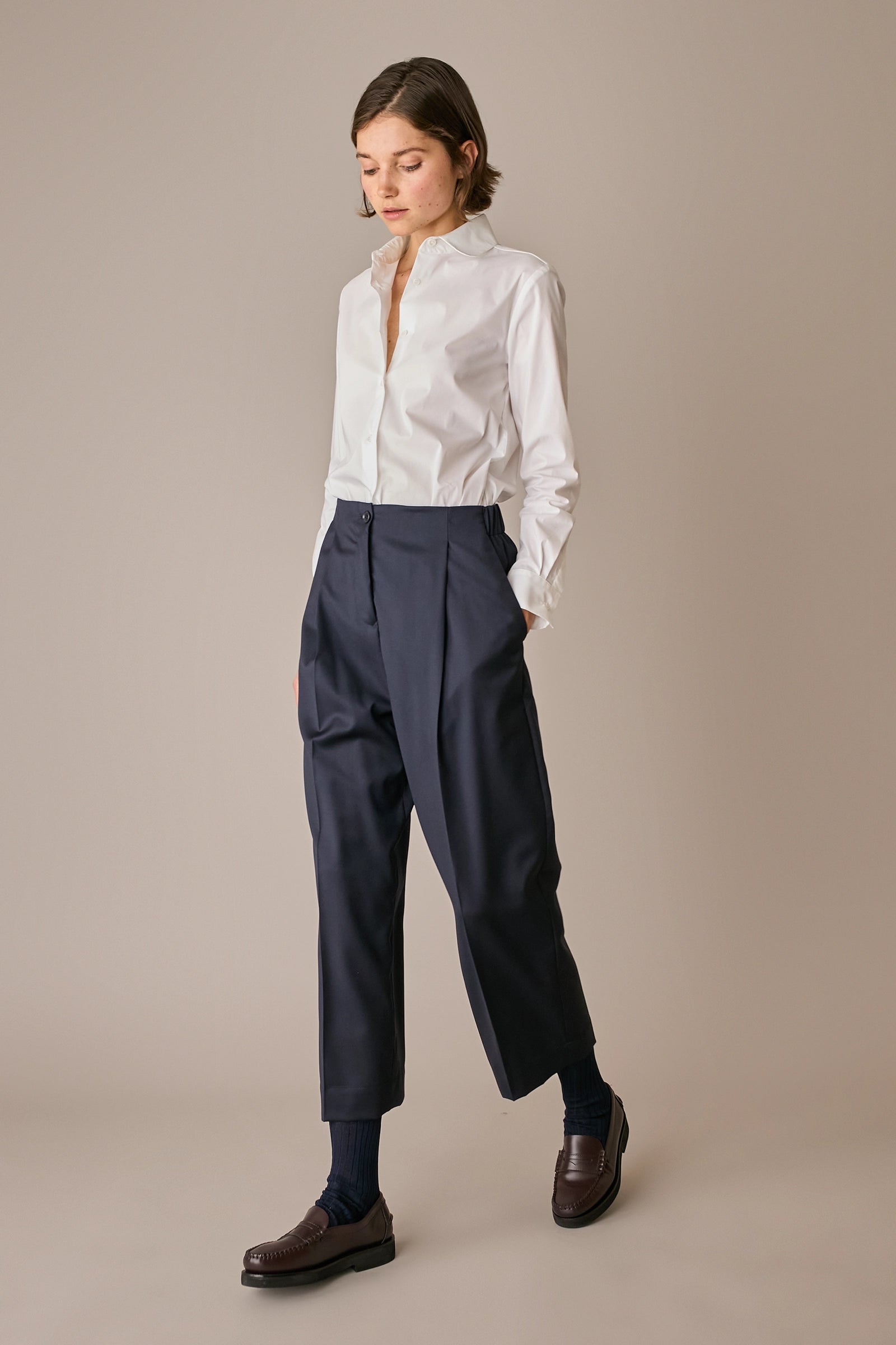 pantaloni in lana con vita elastica blu navy, modello a gamba dritta