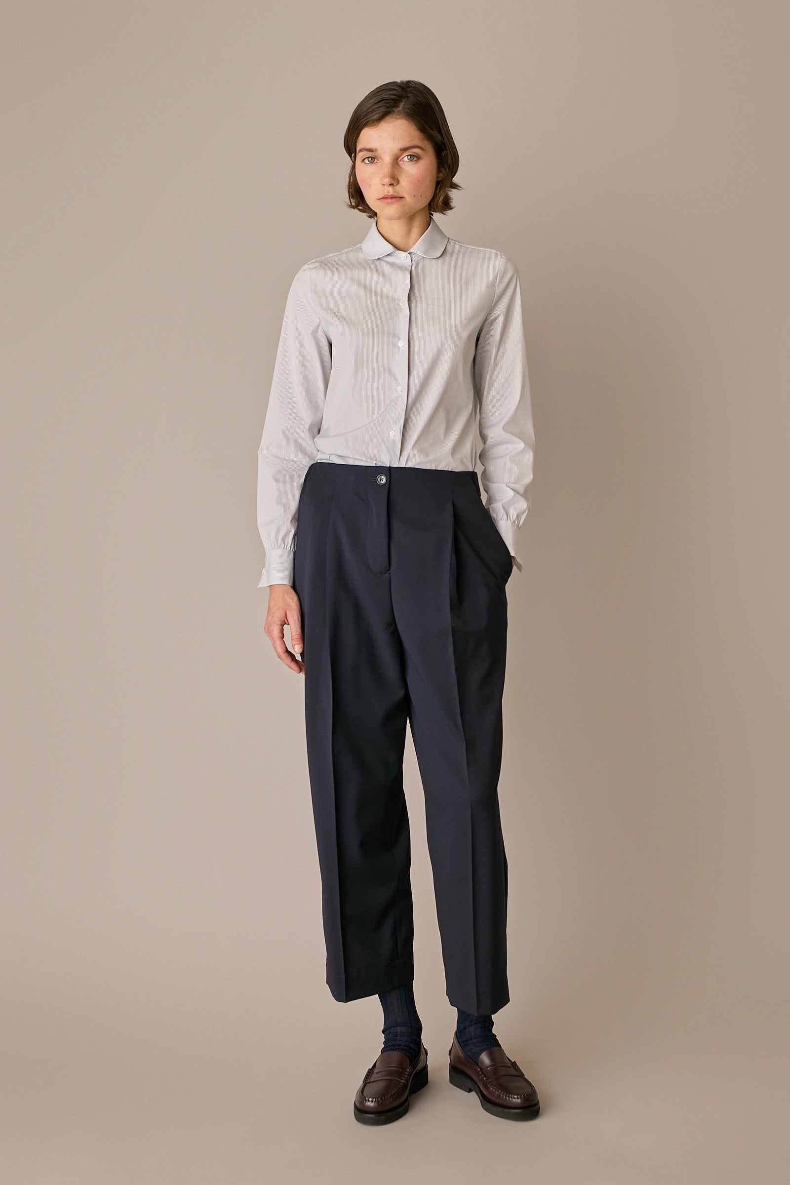 pantaloni in lana con vita elastica, modello a gamba dritta, grigio scuro
