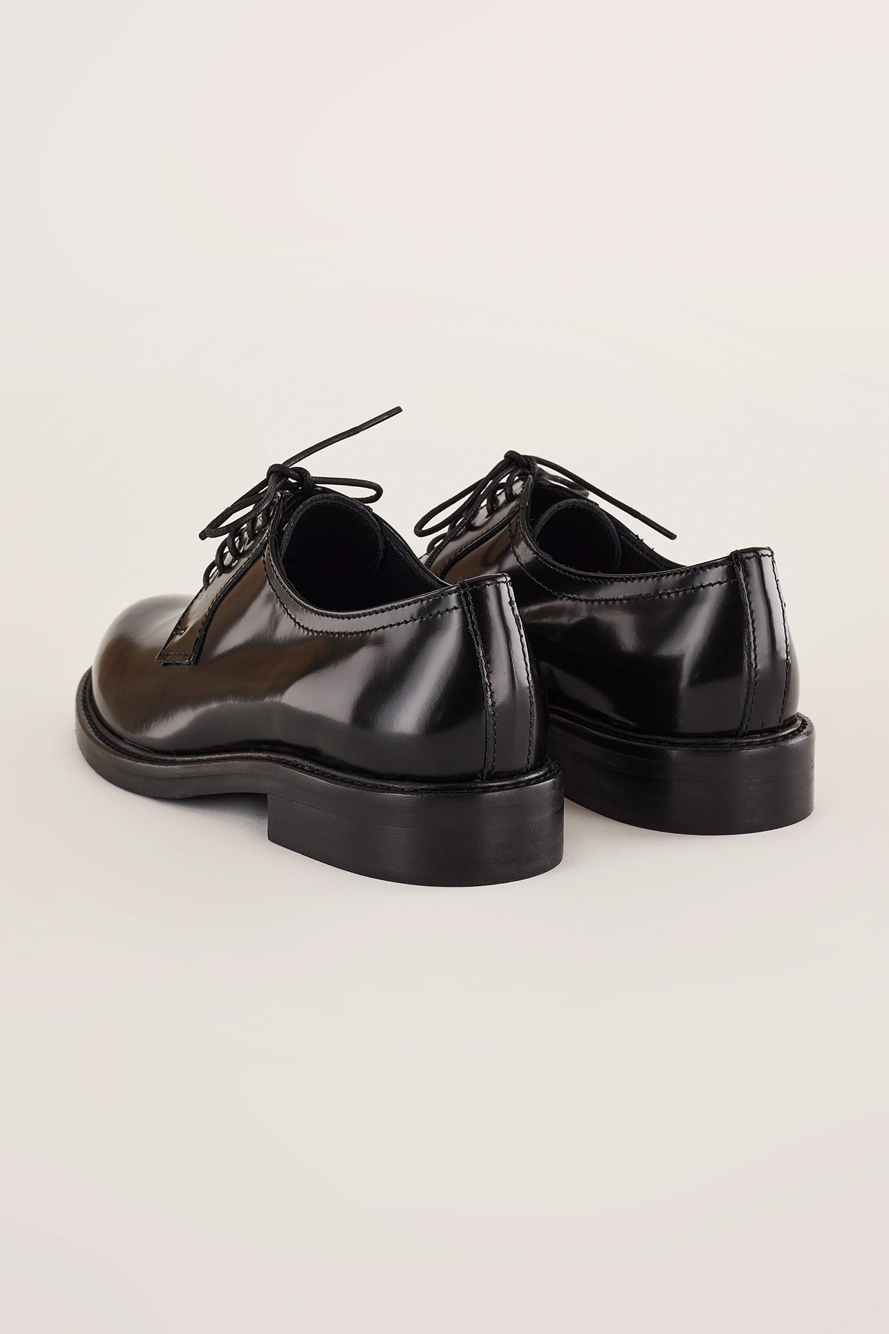 Stringate in pelle liscia