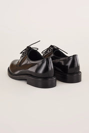 Stringate in pelle liscia