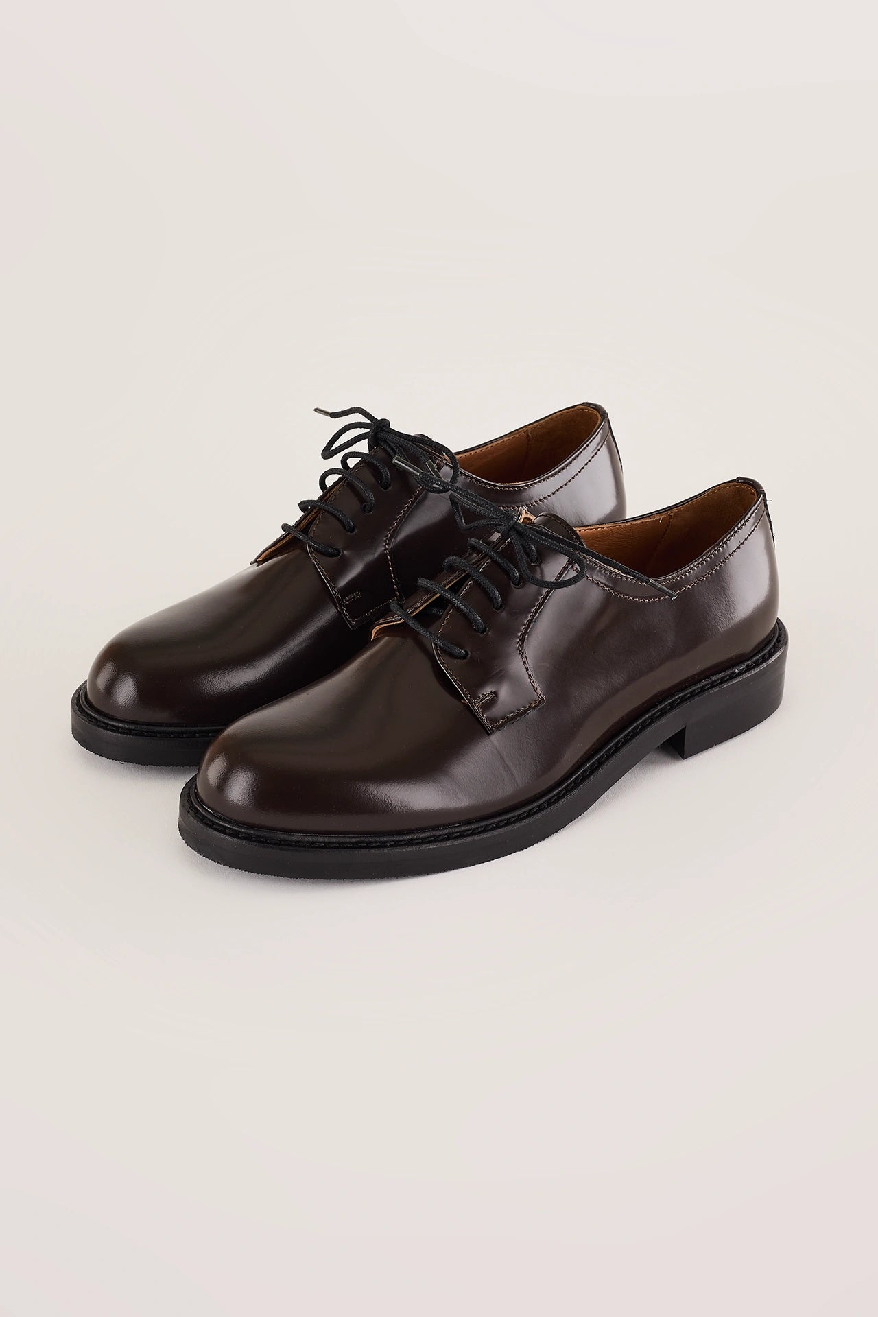 Stringate in pelle liscia