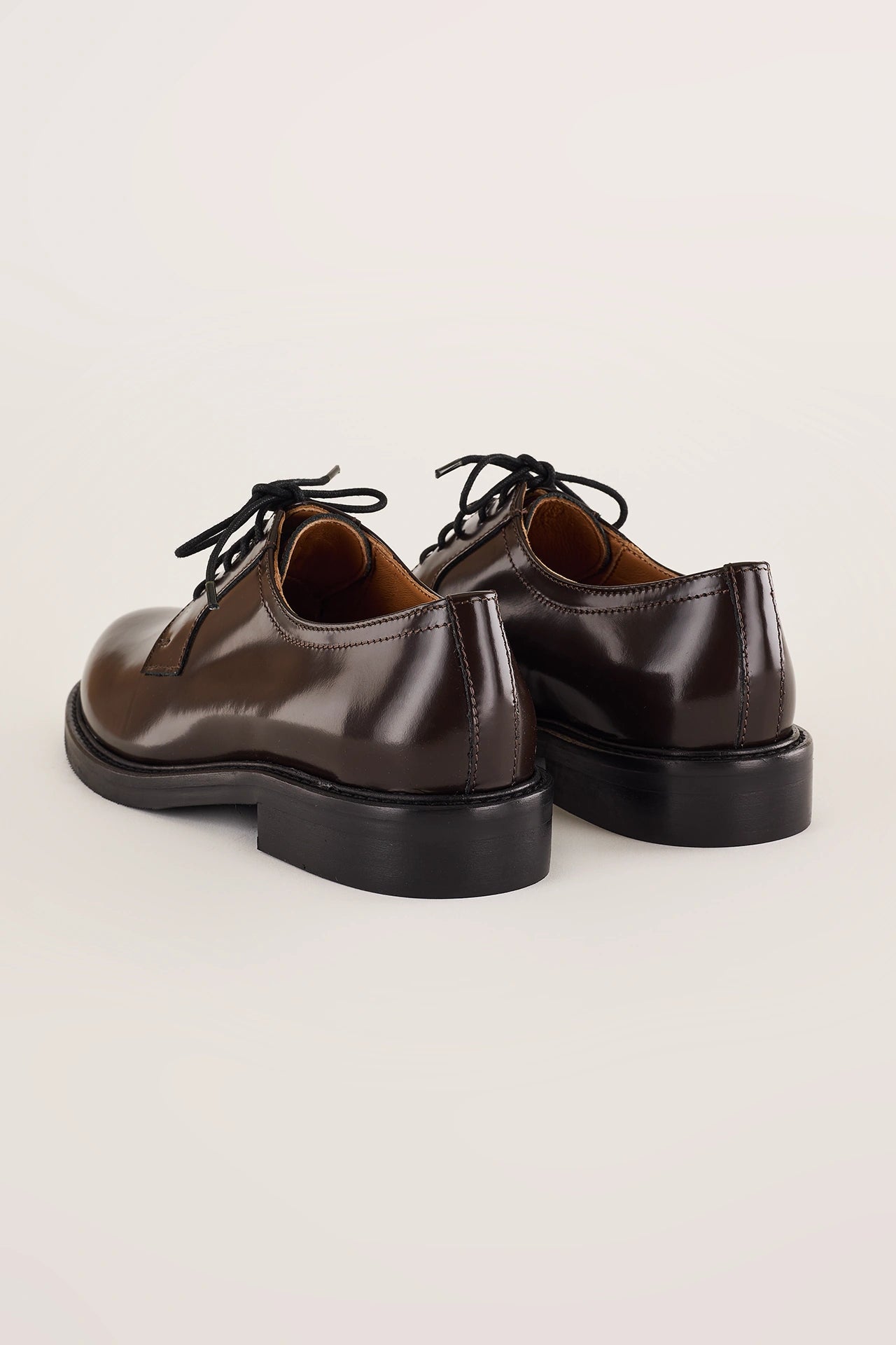 Stringate in pelle liscia
