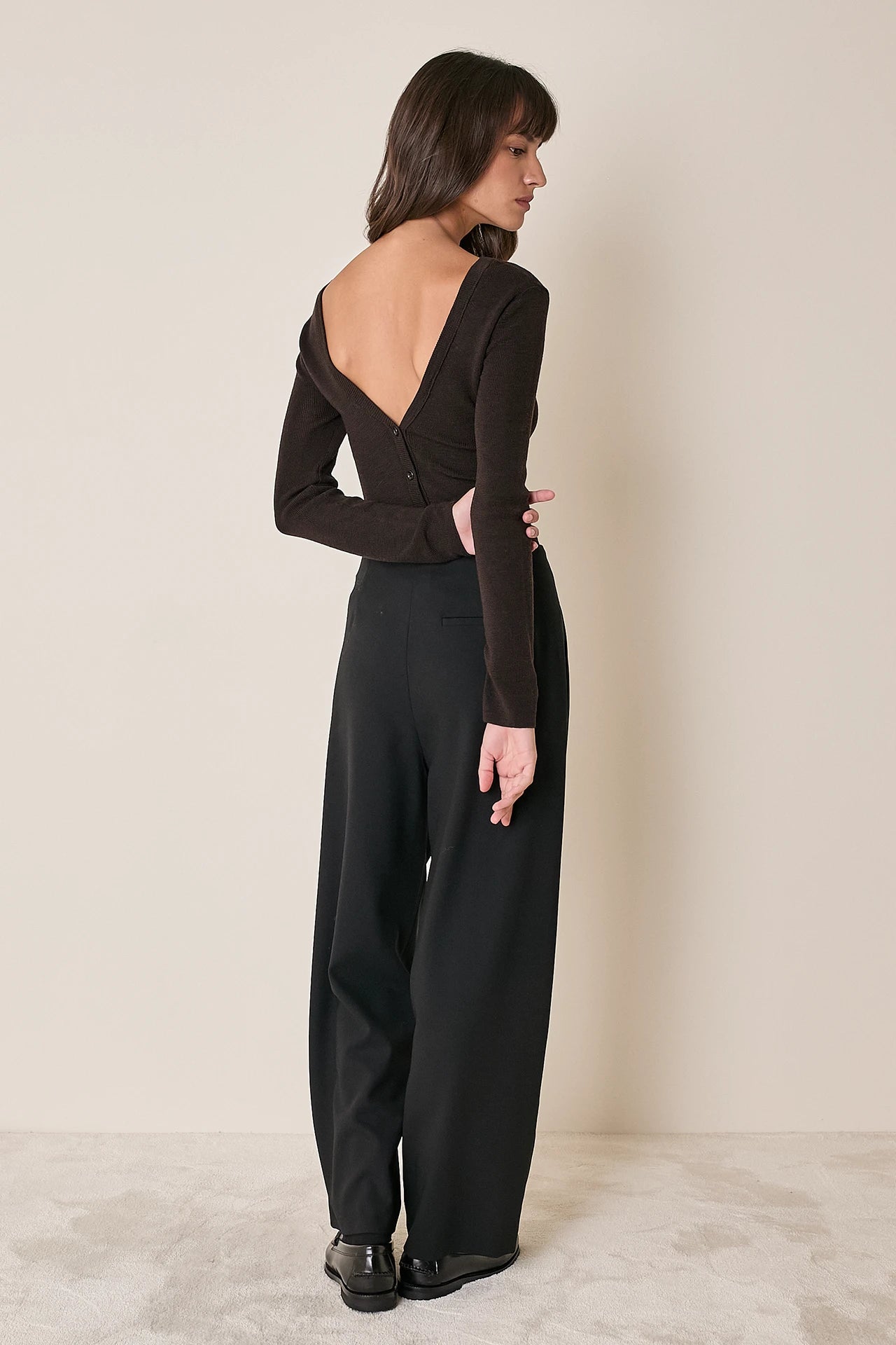 Pullover con scollo a V sulla schiena